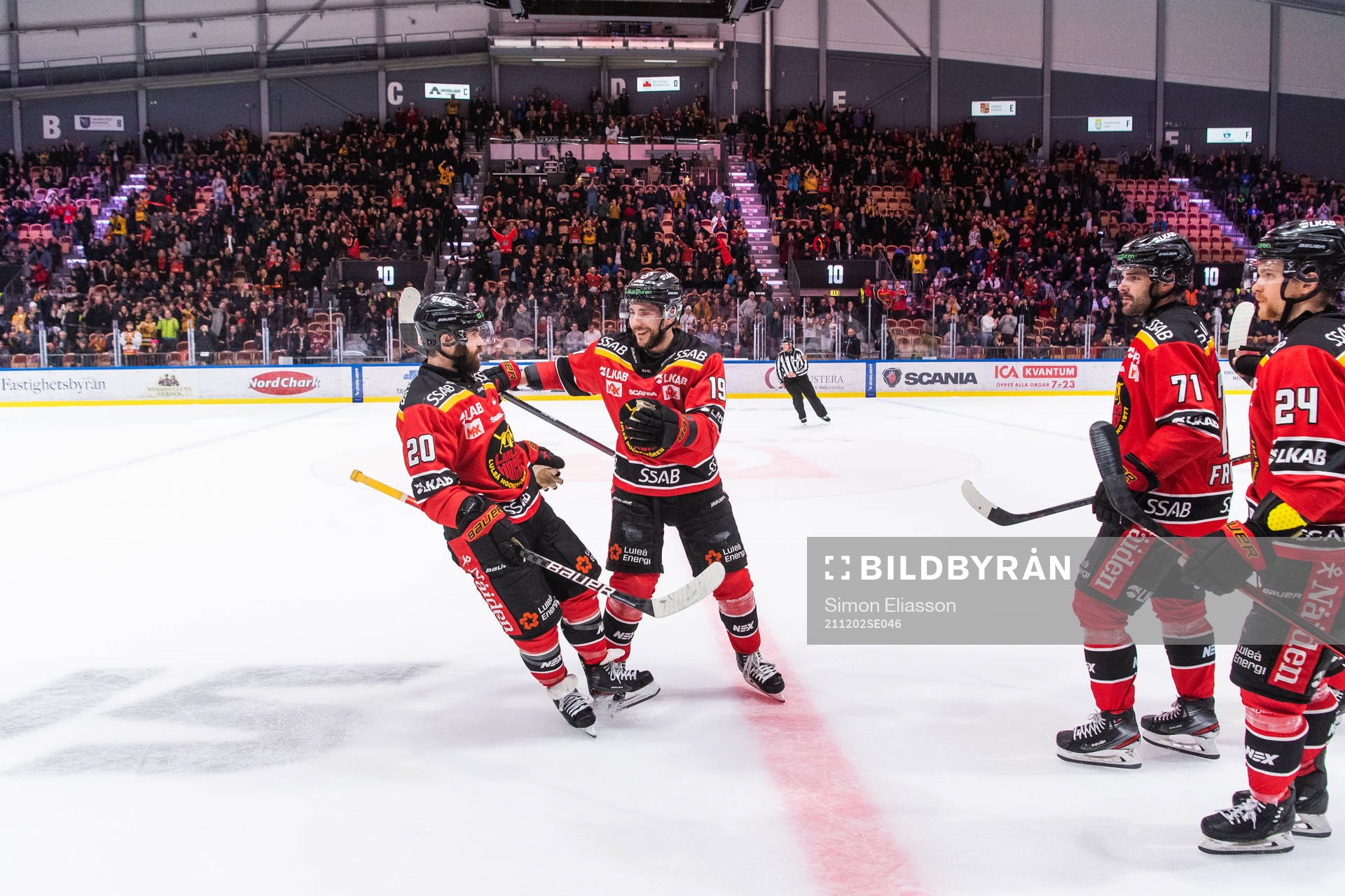 Luleås Jack Connolly och Konstantin Komarek jublar