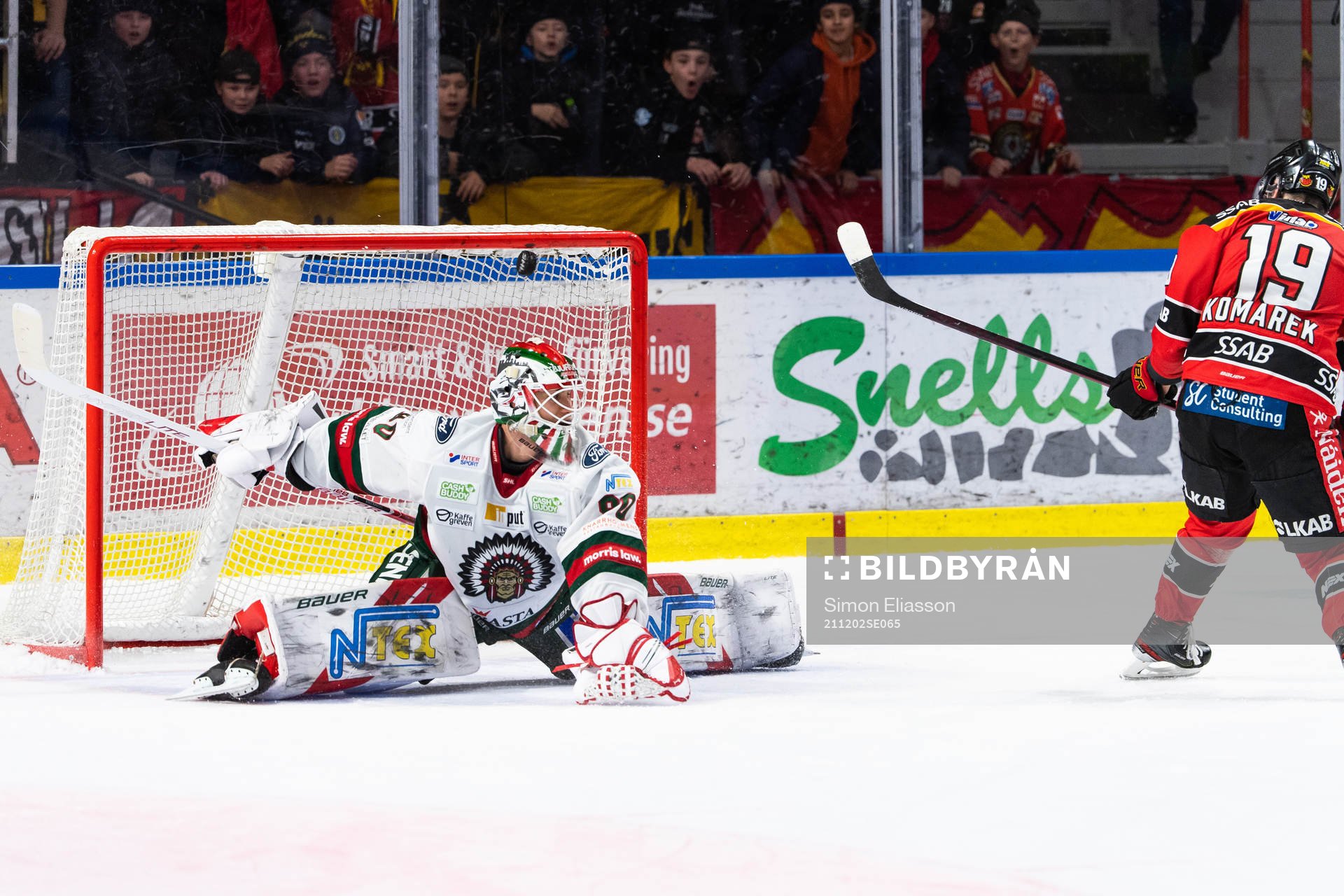 Luleås Konstantin Komarek sätter straff bakom Frölundas