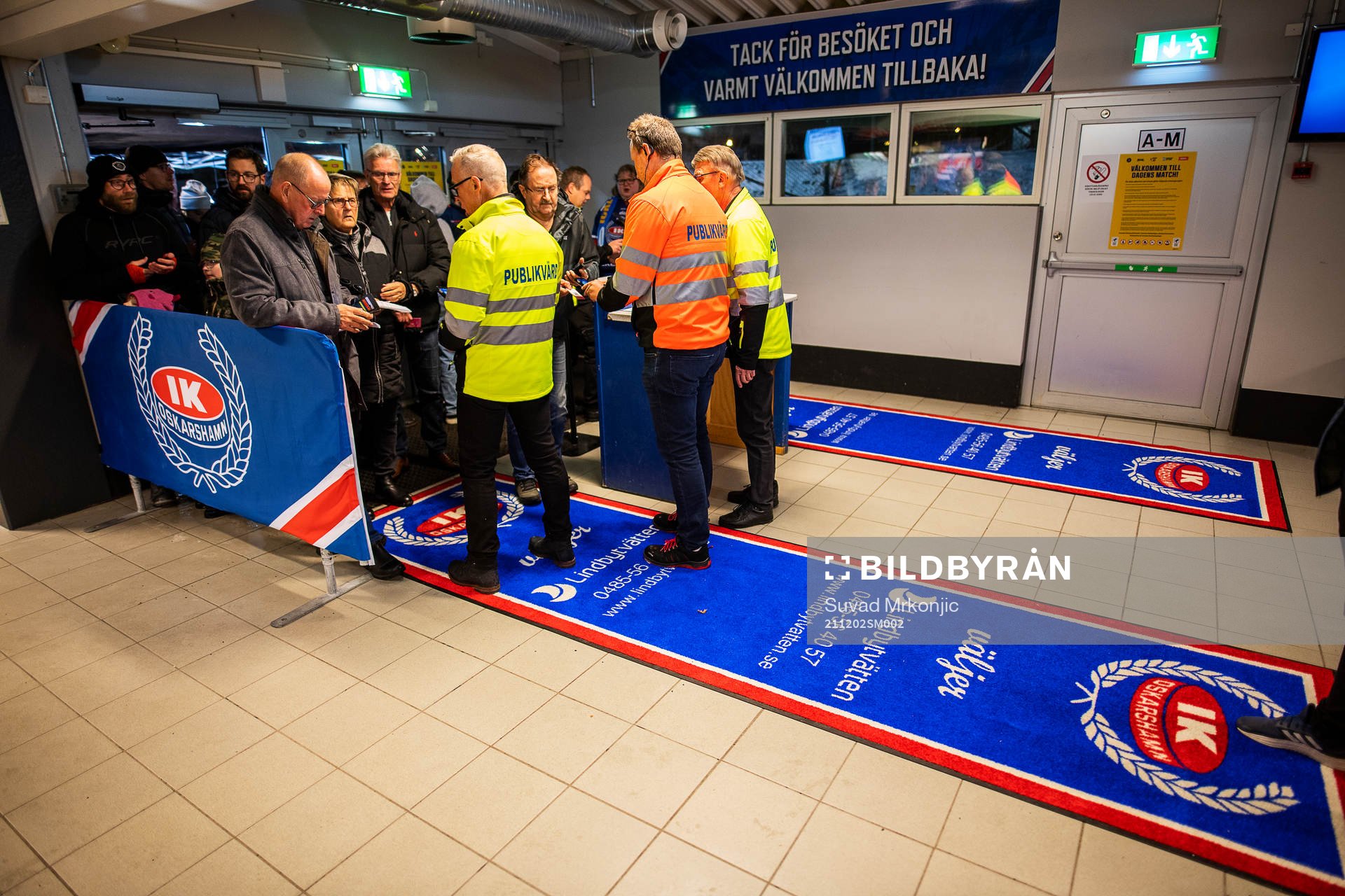 Publikvärdar på Be-Ge Hockey Center skannar covidbevis
