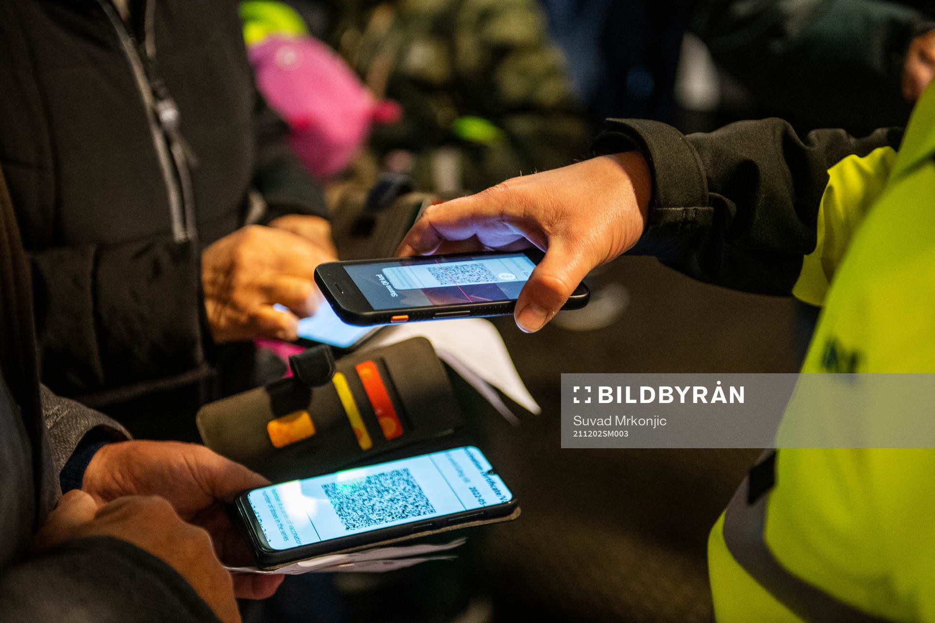 Publikvärdar på Be-Ge Hockey Center skannar covidbevis