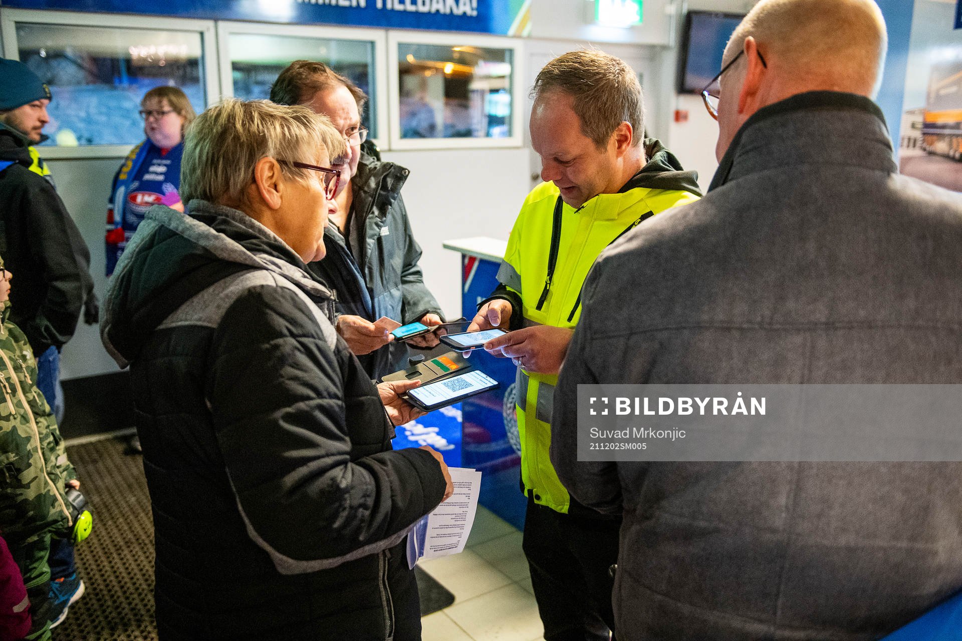 Publikvärdar på Be-Ge Hockey Center skannar covidbevis