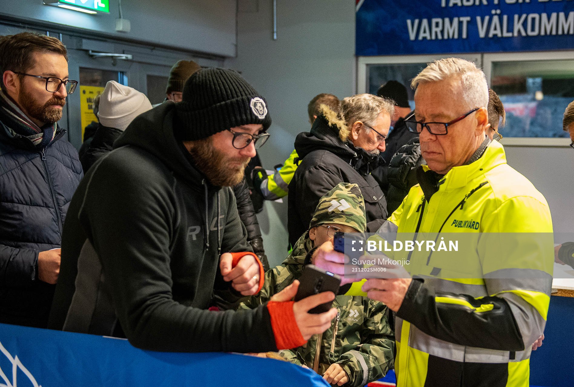 Publikvärdar på Be-Ge Hockey Center skannar covidbevis