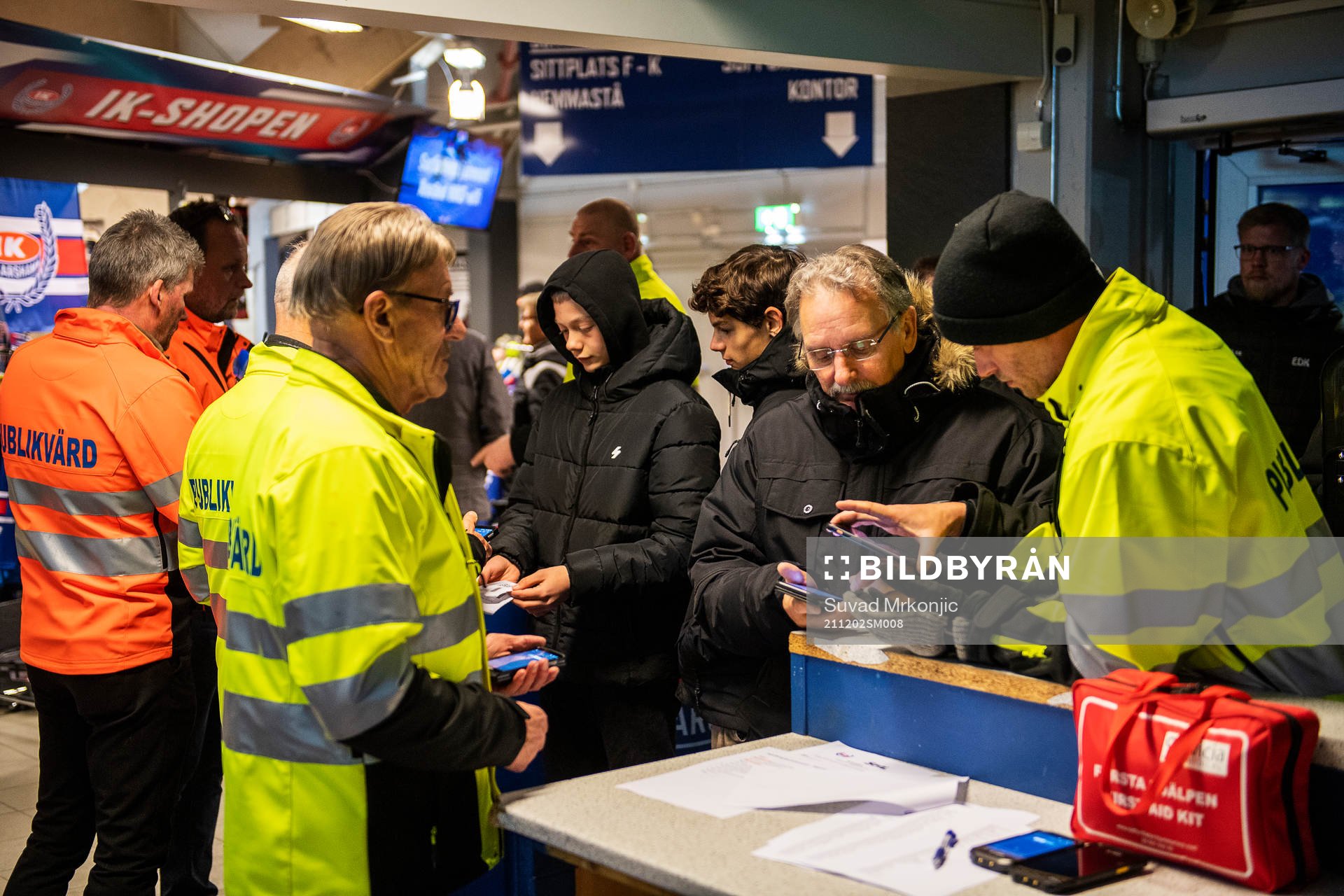 Publikvärdar på Be-Ge Hockey Center skannar covidbevis