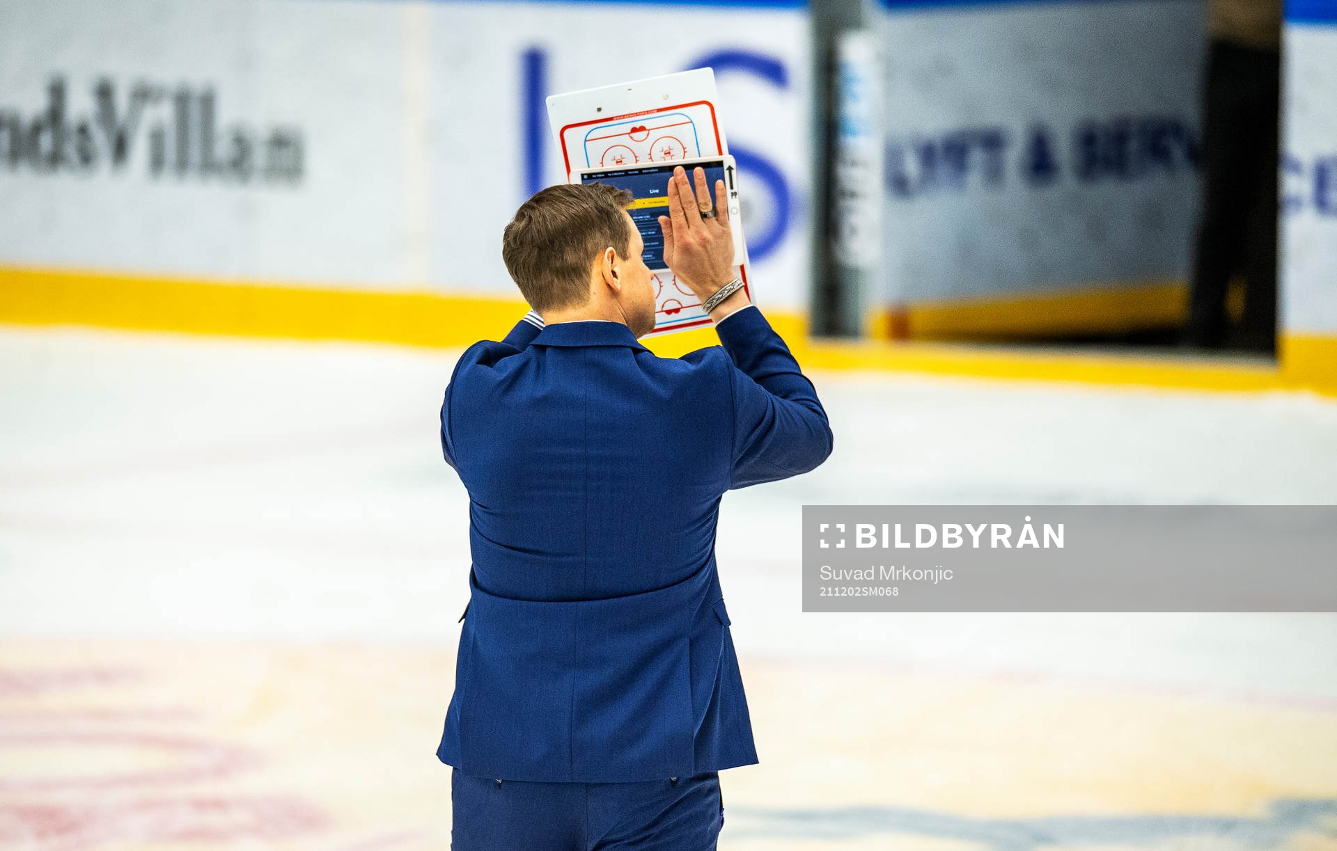 Oskarshamns tränare Martin Filander jublar