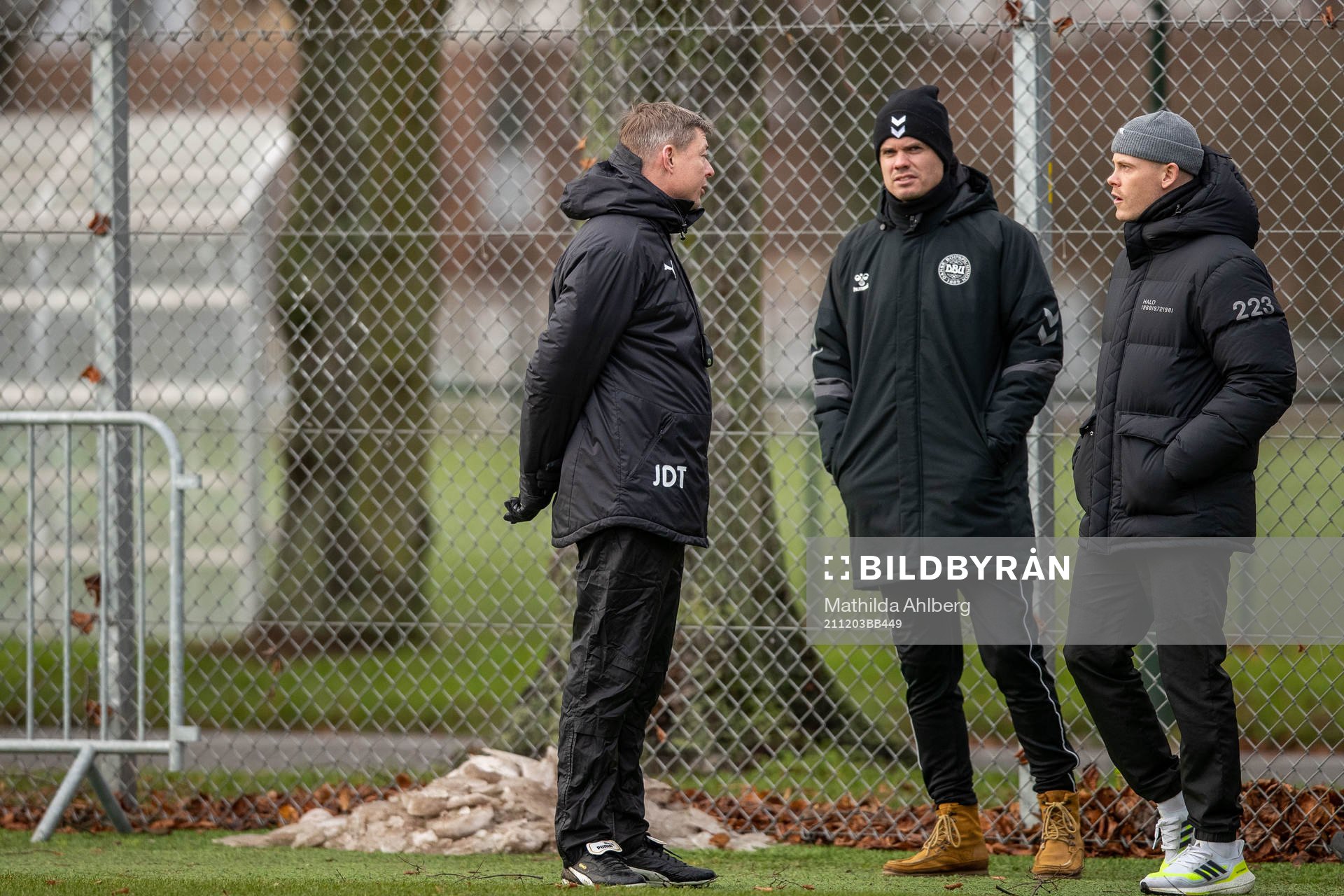 Tränare Jon Dahl Tomasson i samtal med besökare från DBU under en träning med Malmö FF den 3 december 2021 i Malmö. 