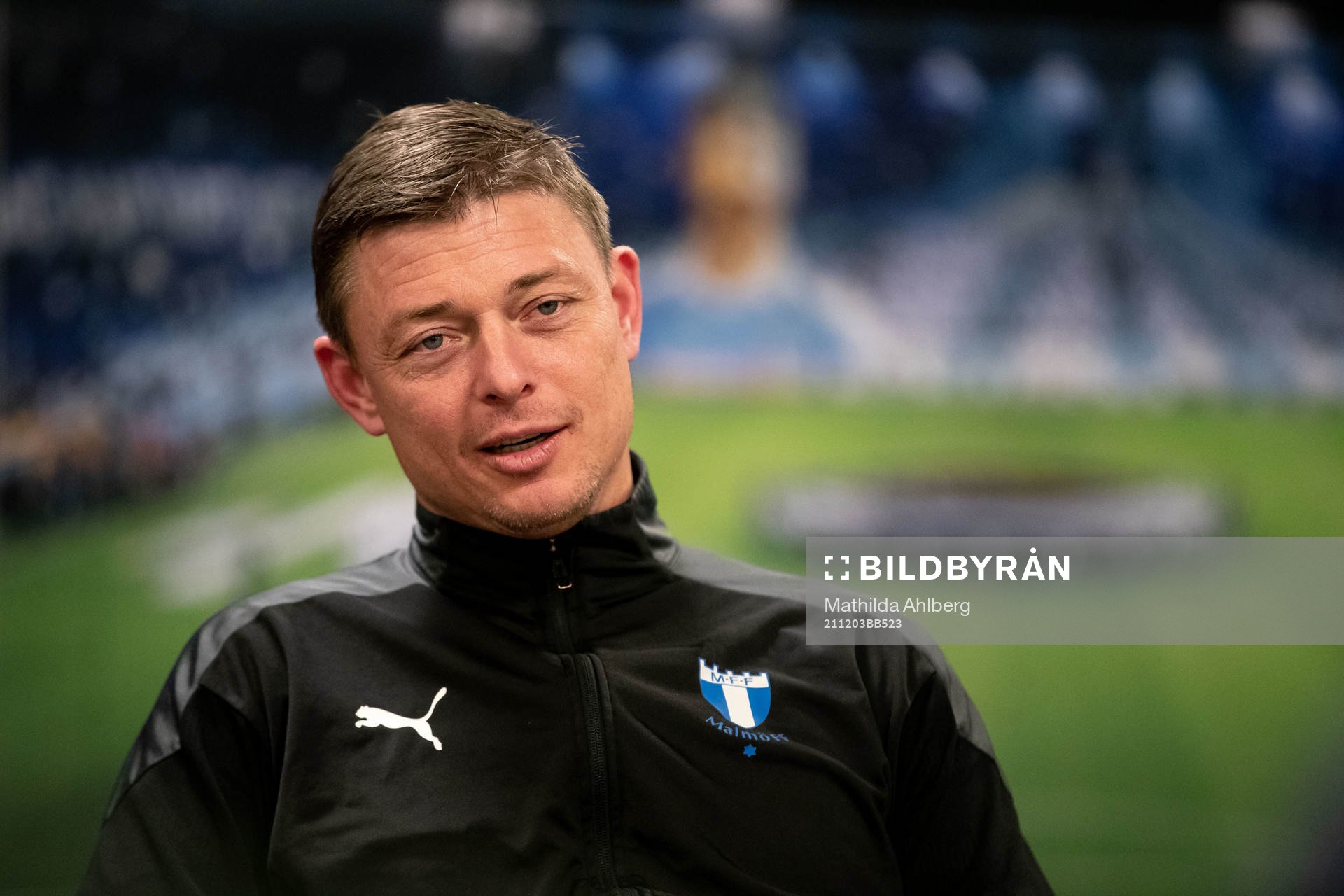 Tränare Jon Dahl Tomasson intervjuas under en presskonferens med Malmö FF den 3 december 2021 i Malmö. 