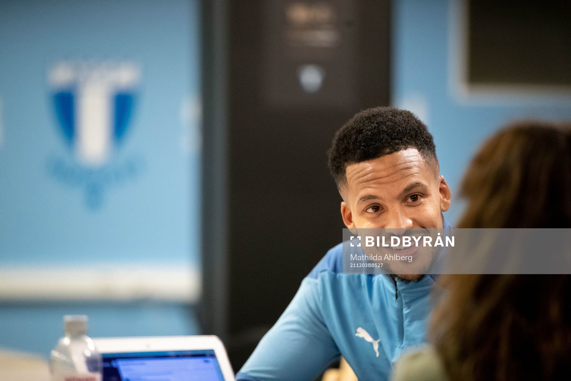 Martin Olsson intervjuas under en presskonferens med Malmö FF den 3 december 2021 i Malmö. 