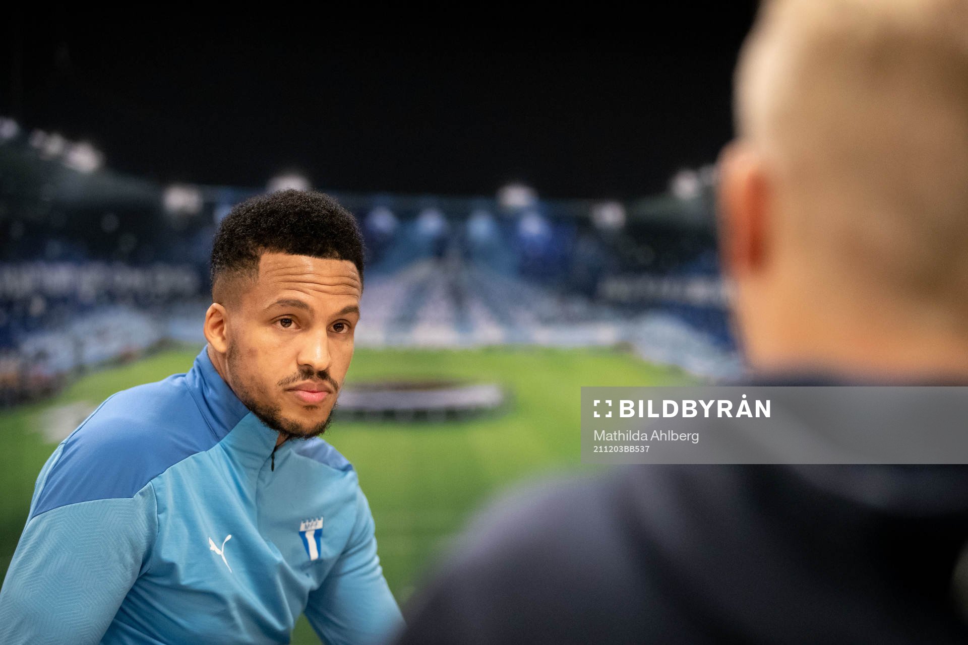Martin Olsson intervjuas under en presskonferens med Malmö FF den 3 december 2021 i Malmö. 