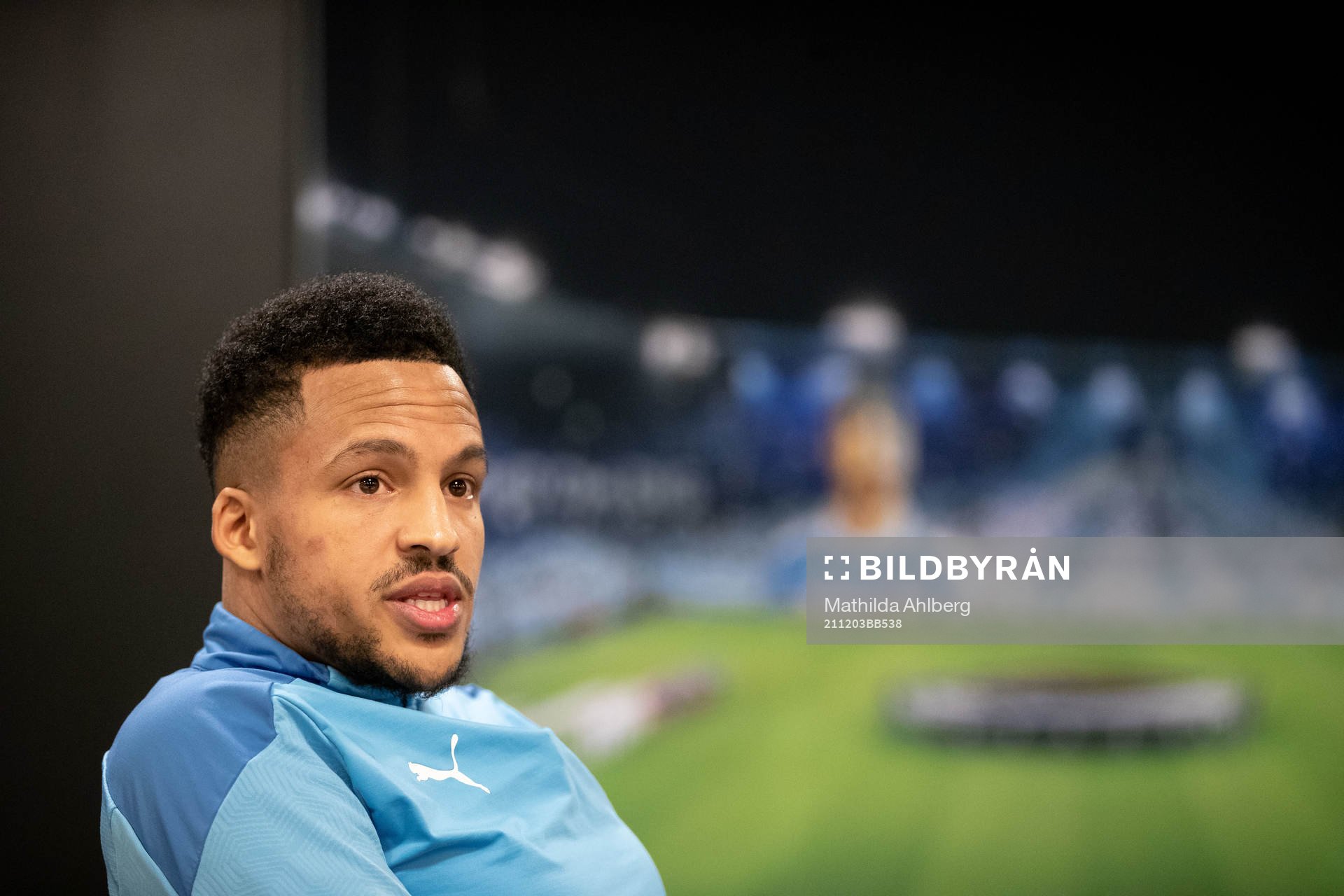 Martin Olsson intervjuas under en presskonferens med Malmö FF den 3 december 2021 i Malmö. 