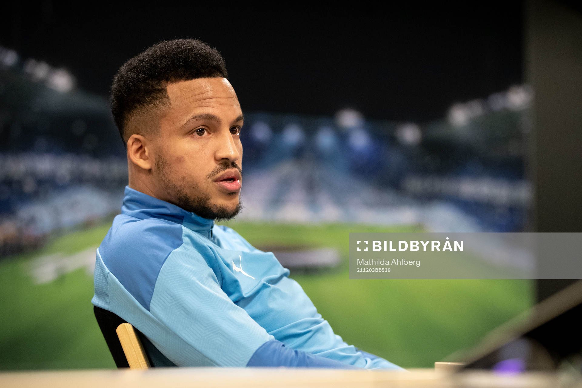 Martin Olsson intervjuas under en presskonferens med Malmö FF den 3 december 2021 i Malmö. 