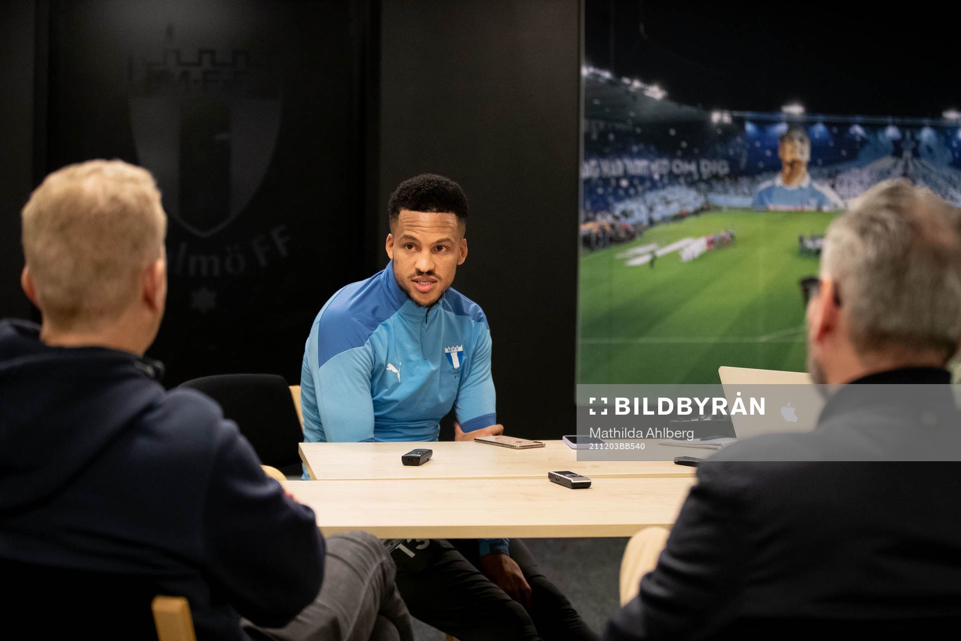 Martin Olsson intervjuas under en presskonferens med Malmö FF den 3 december 2021 i Malmö. 