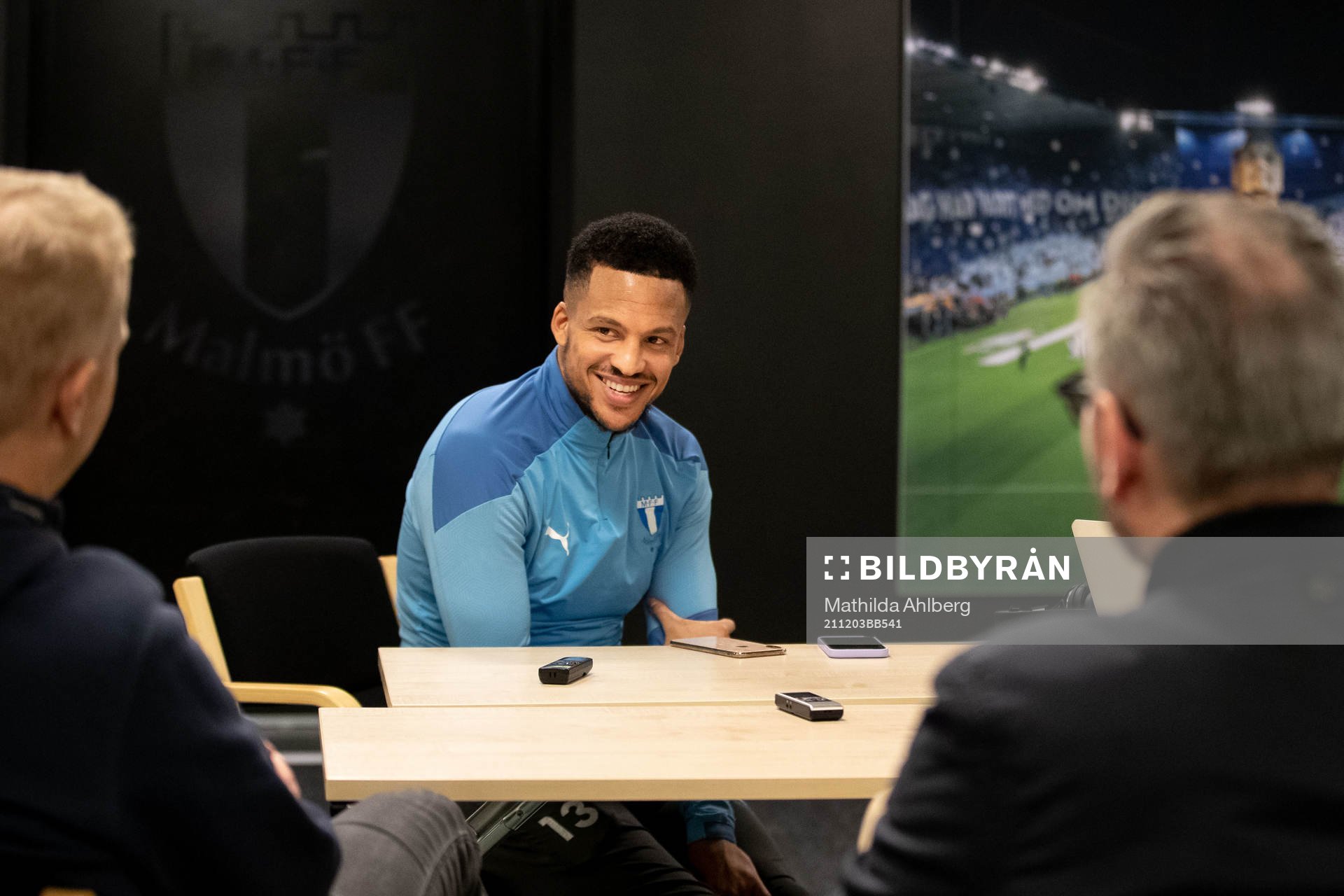 Martin Olsson intervjuas under en presskonferens med Malmö FF den 3 december 2021 i Malmö. 