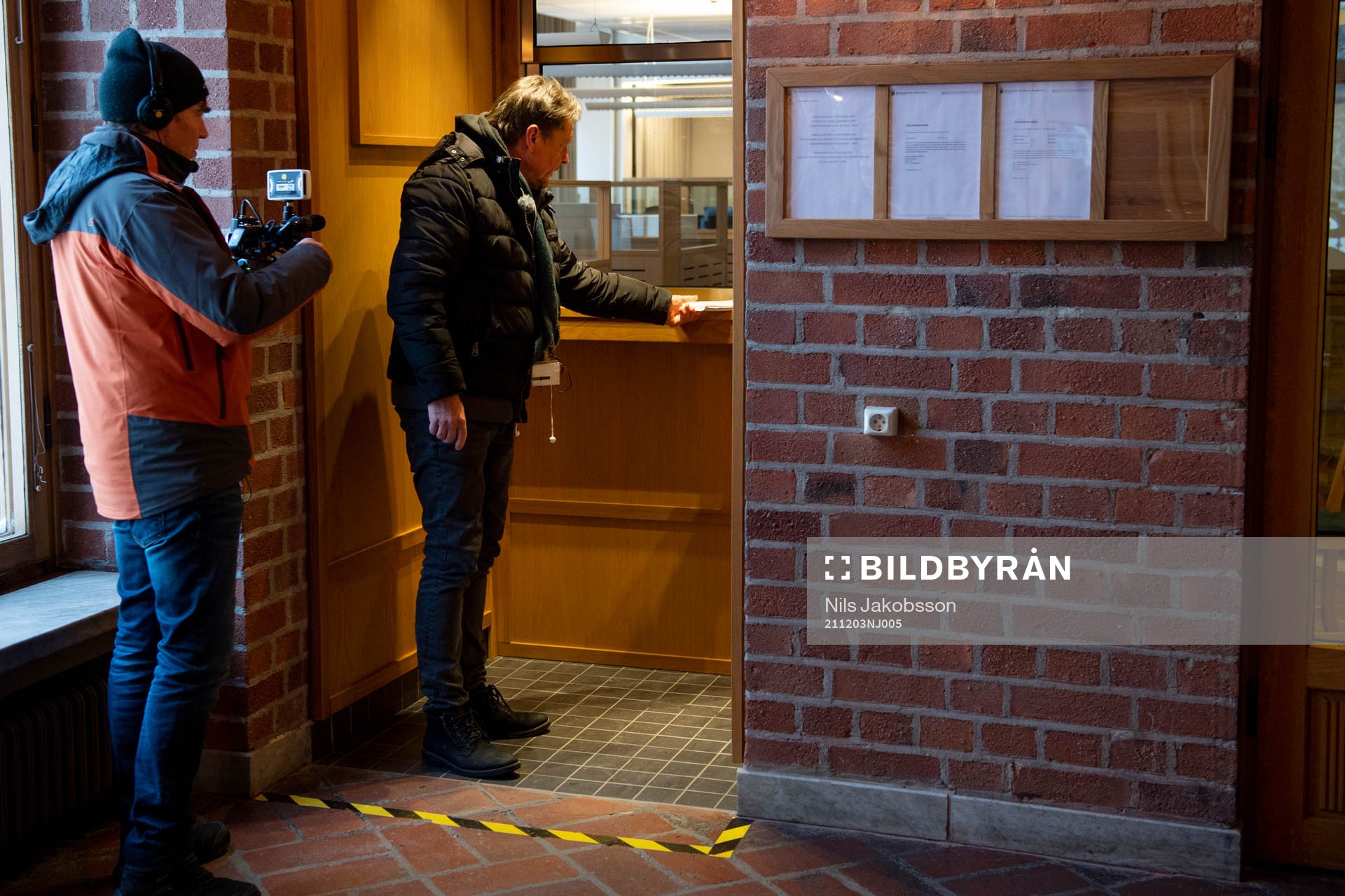 SVTs reporter Pierre Ragnehag tar emot den utskrivna domen när den faller mot Östersunds FKs tidigare ordförandens Daniel Kindberg den 3 december 2021 i Sundsvall.