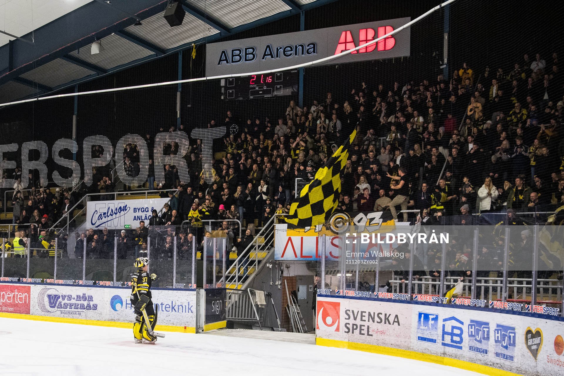 Västerås målvakt Johan Gustafsson jublar med publiken