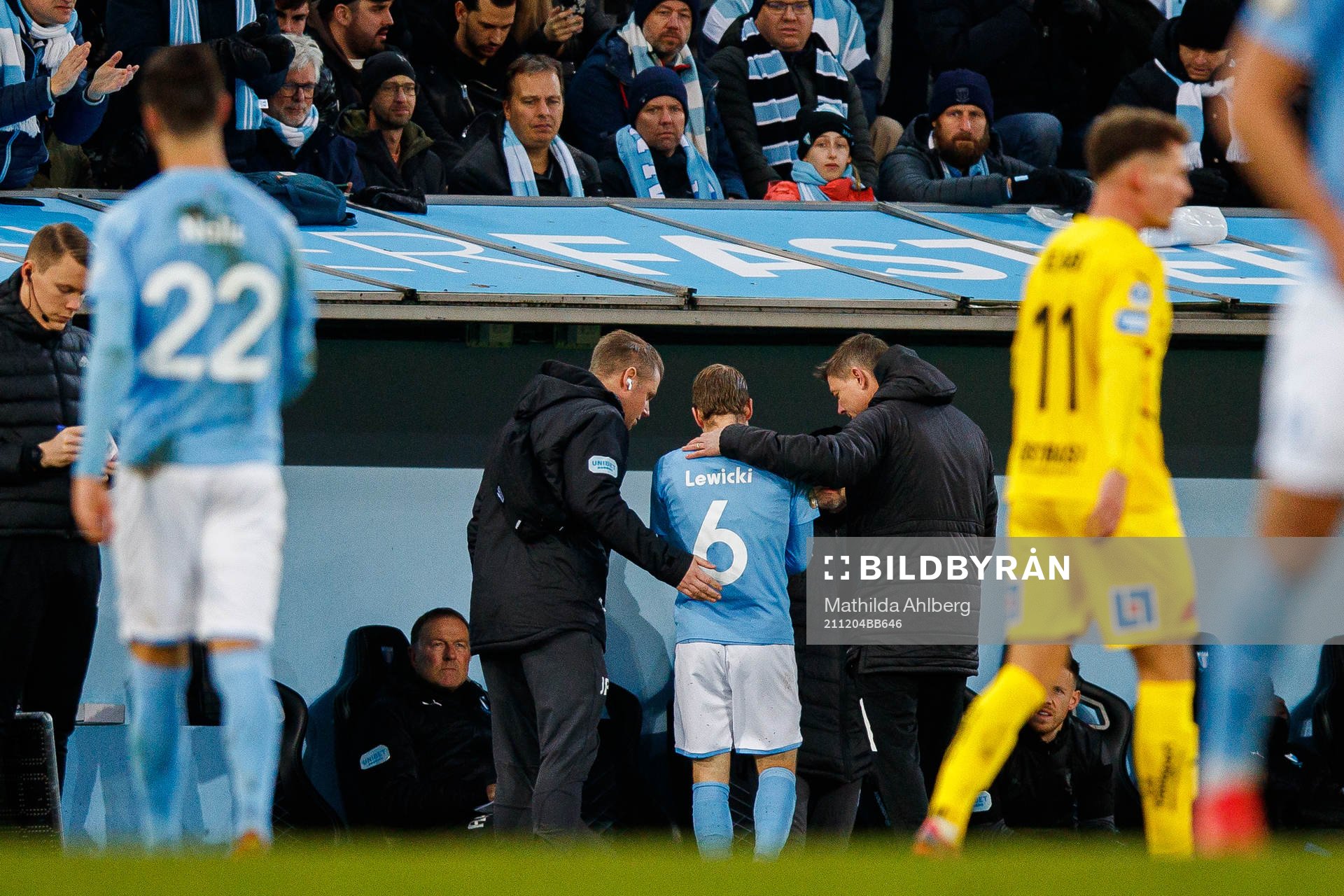 Malmö FFs Oscar Lewicki lämnar planen