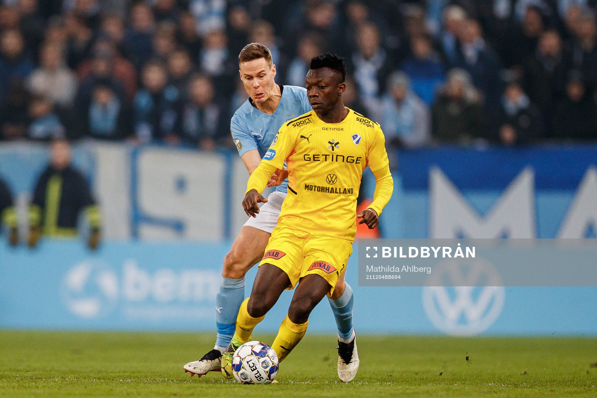 Malmö FFs Niklas Moisander och Halmstads Thomas Boakye