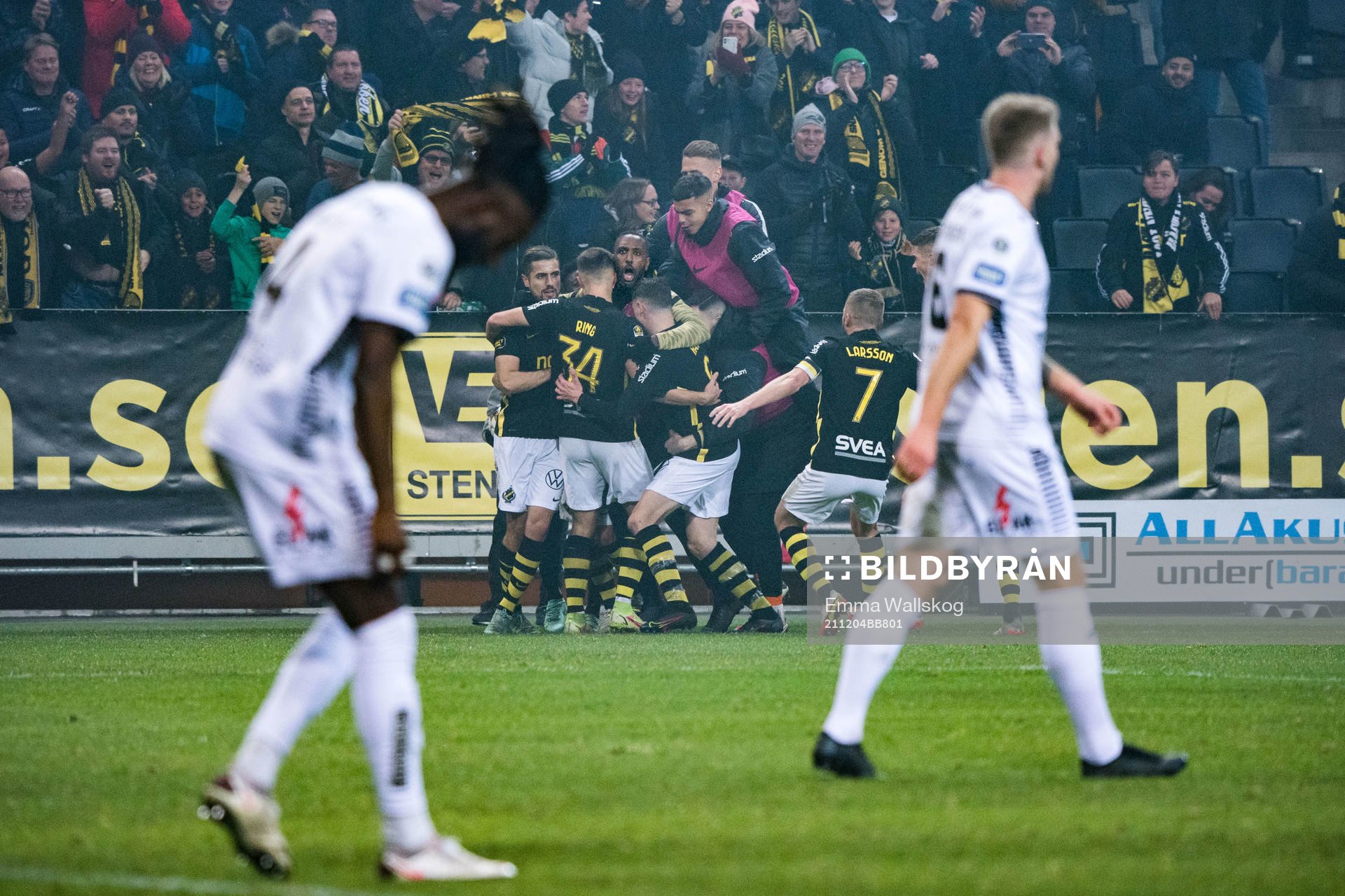 s Nicolas Stefanelli och Henok Goitom jublar