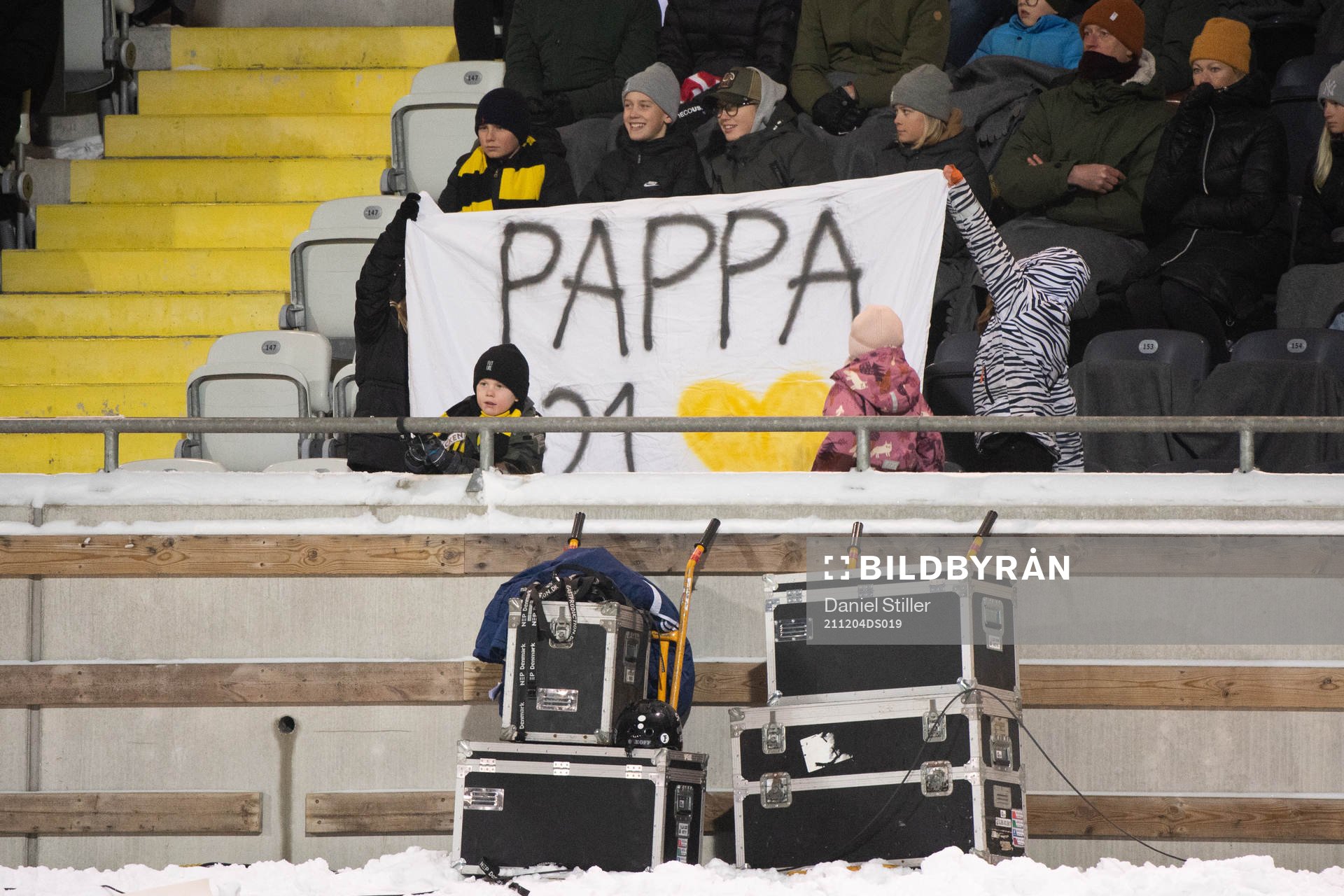 Banderoll för att hedra Häckens Rasmus Lindgren