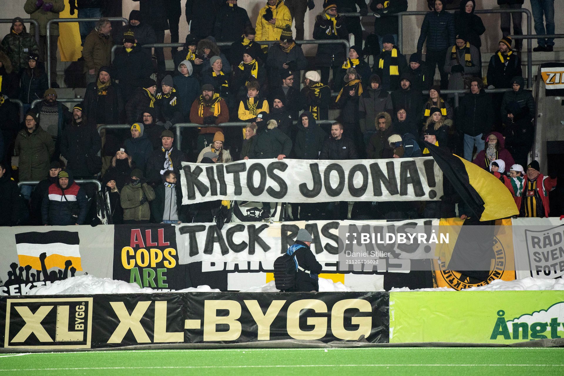 Banderoll som tackar Joona Toivo och Rasmus Lindgren