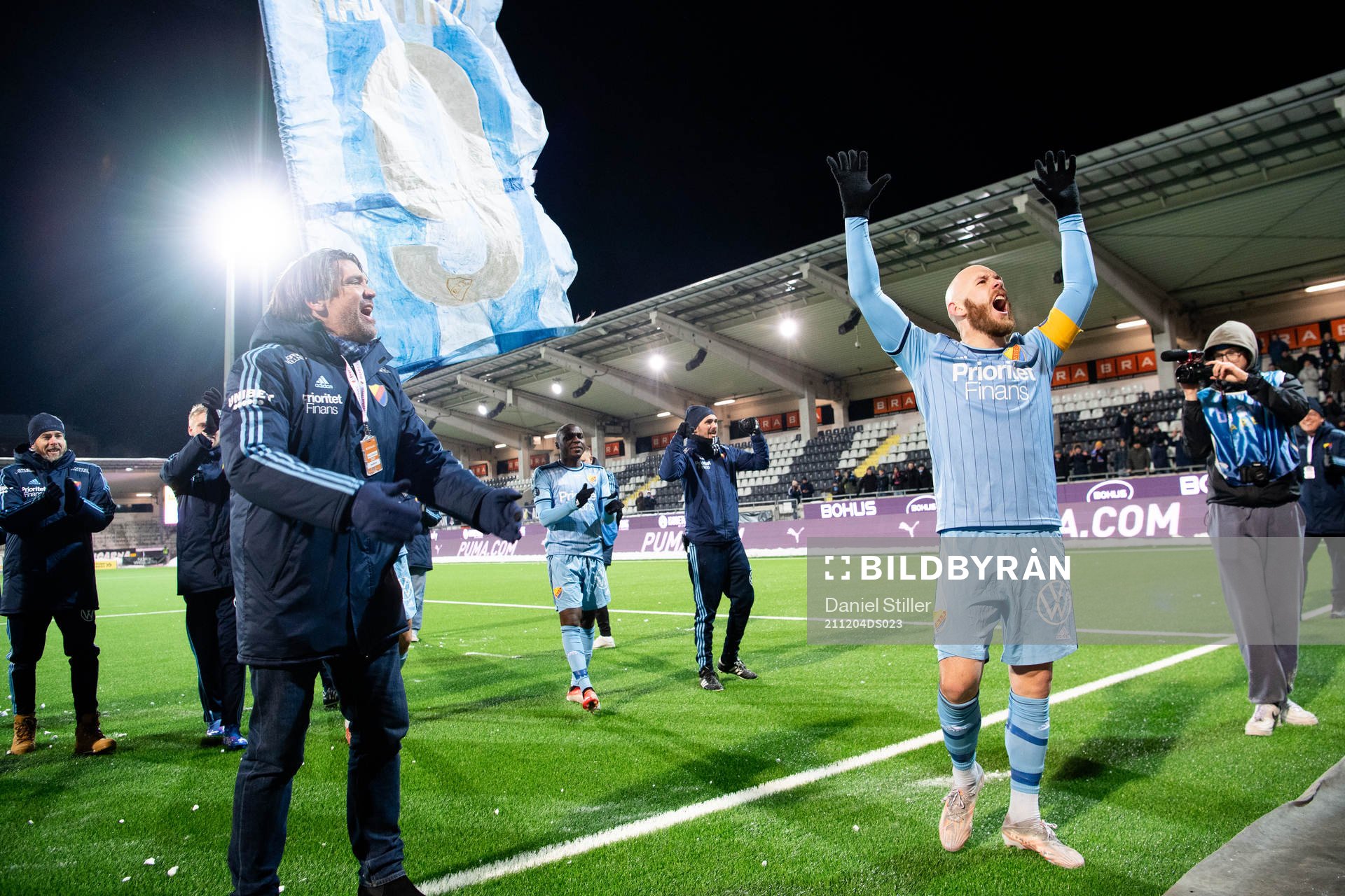 Djurgårdens sportchef Bosse Andersson och Magnus Eriksson tackar fansen efter fotbollsmatchen i Allsvenskan mellan Häcken och Djurgården den 4 december 2021 i Göteborg.