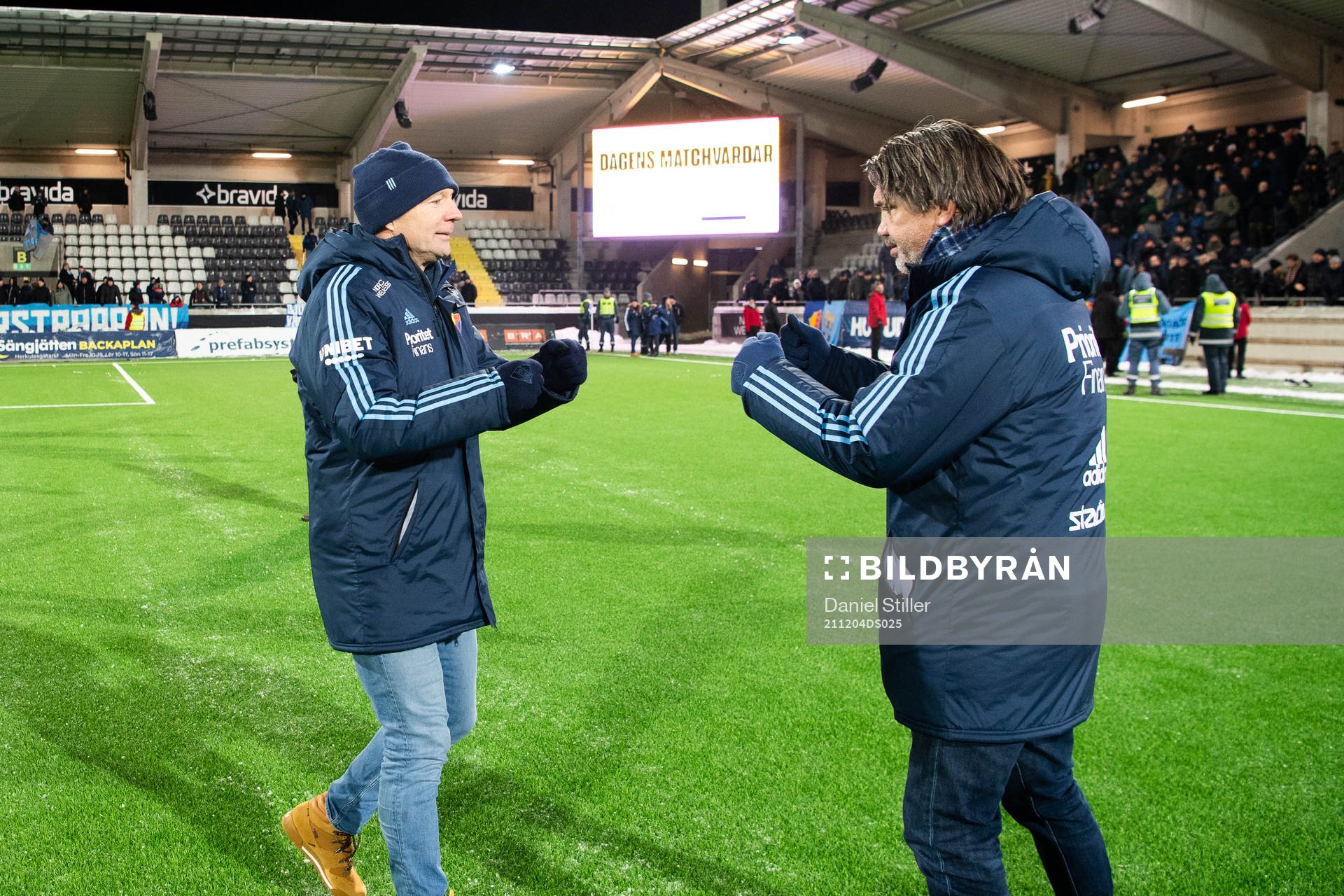 Djurgårdens tränare Kim Bergstrand tackar sportchef Bosse Andersson efter fotbollsmatchen i Allsvenskan mellan Häcken och Djurgården den 4 december 2021 i Göteborg.
