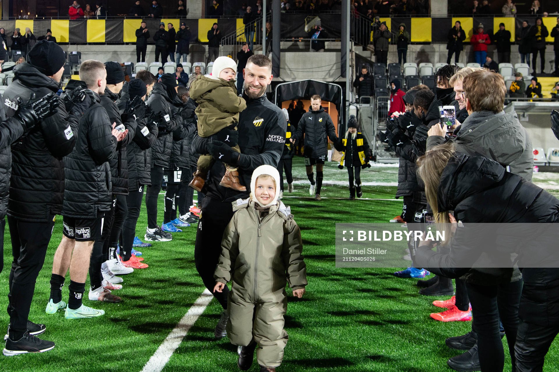 Häckens Joona Toivo tackas av
