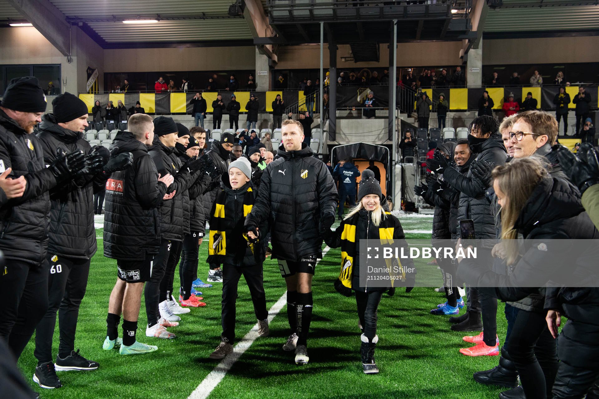 Häckens Rasmus Lindgren tackas av efter fotbollsmatchen i Allsvenskan mellan Häcken och Djurgården den 4 december 2021 i Göteborg. 