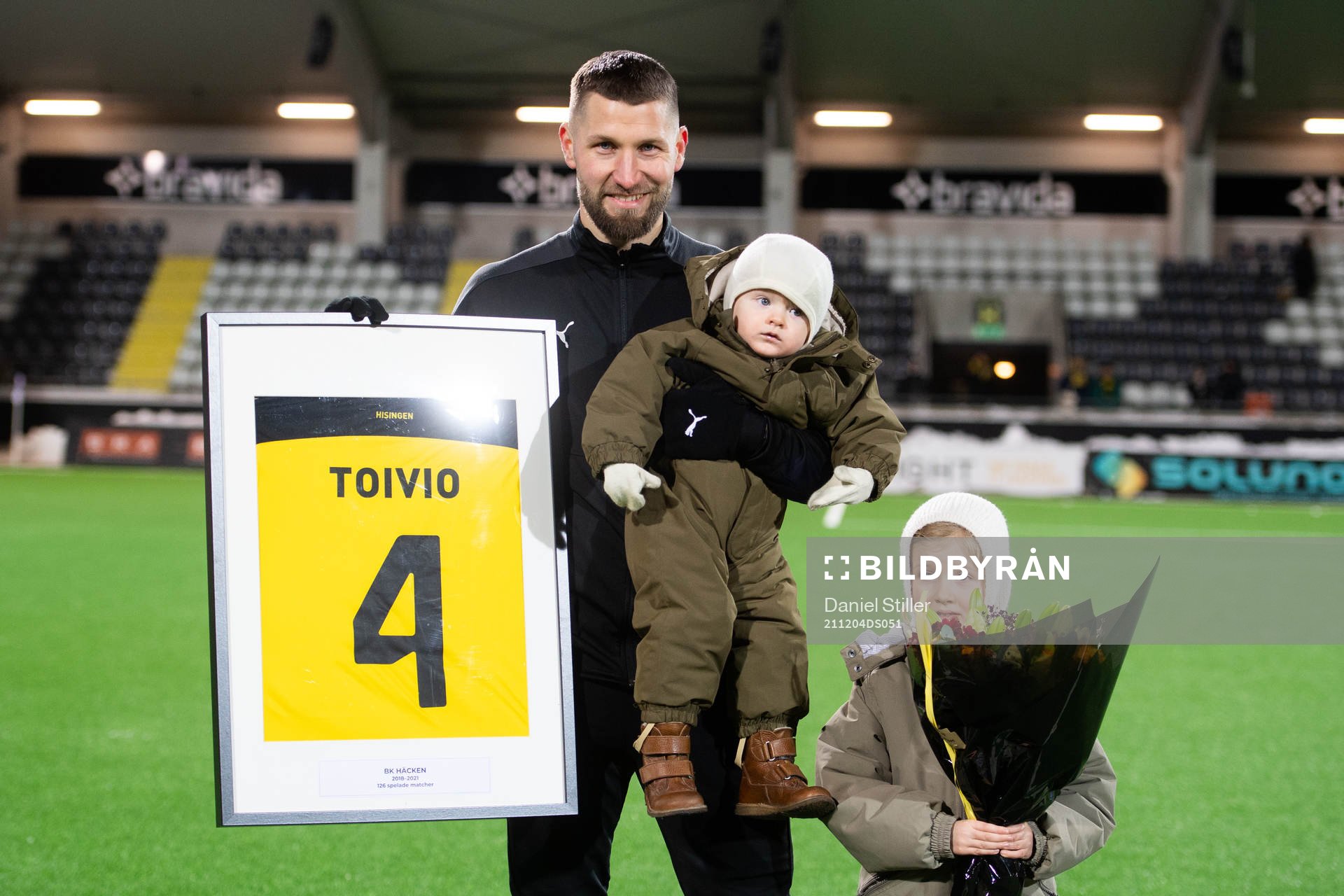 Häckens Jonna Toivo tackas av