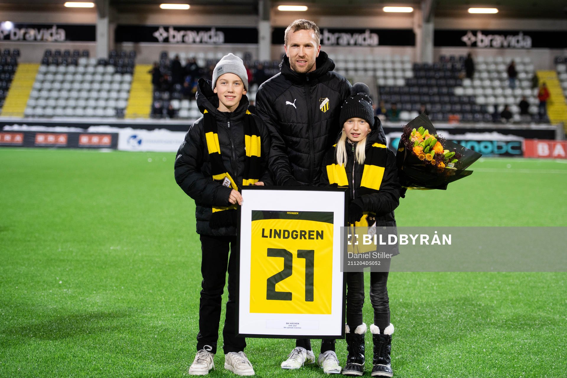 Häckens Rasmus Lindgren  tackas av efter fotbollsmatchen i Allsvenskan mellan Häcken och Djurgården den 4 december 2021 i Göteborg. 