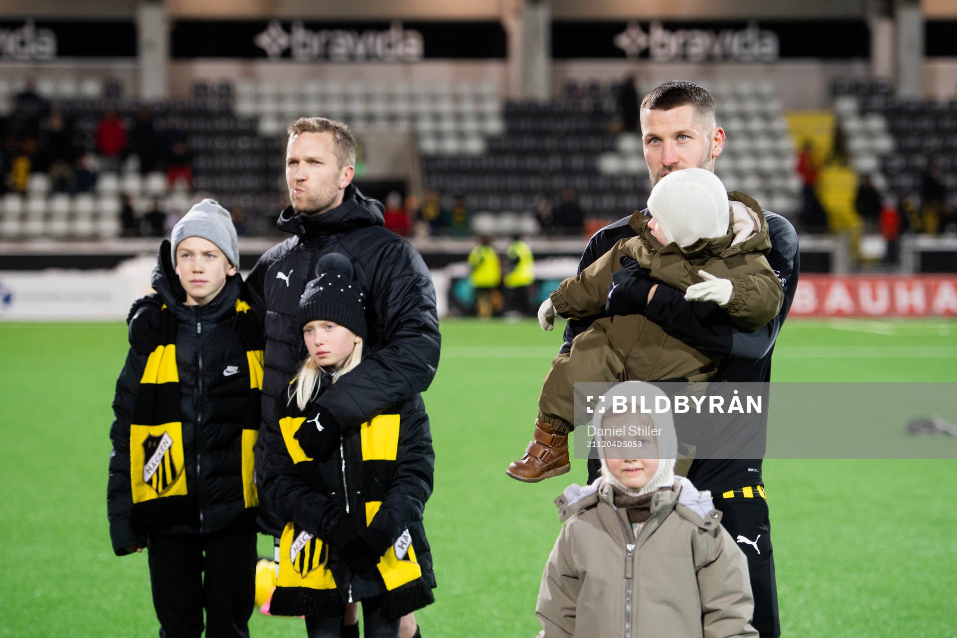 Häckens Rasmus Lindgren och Jonna Toivo tackas av