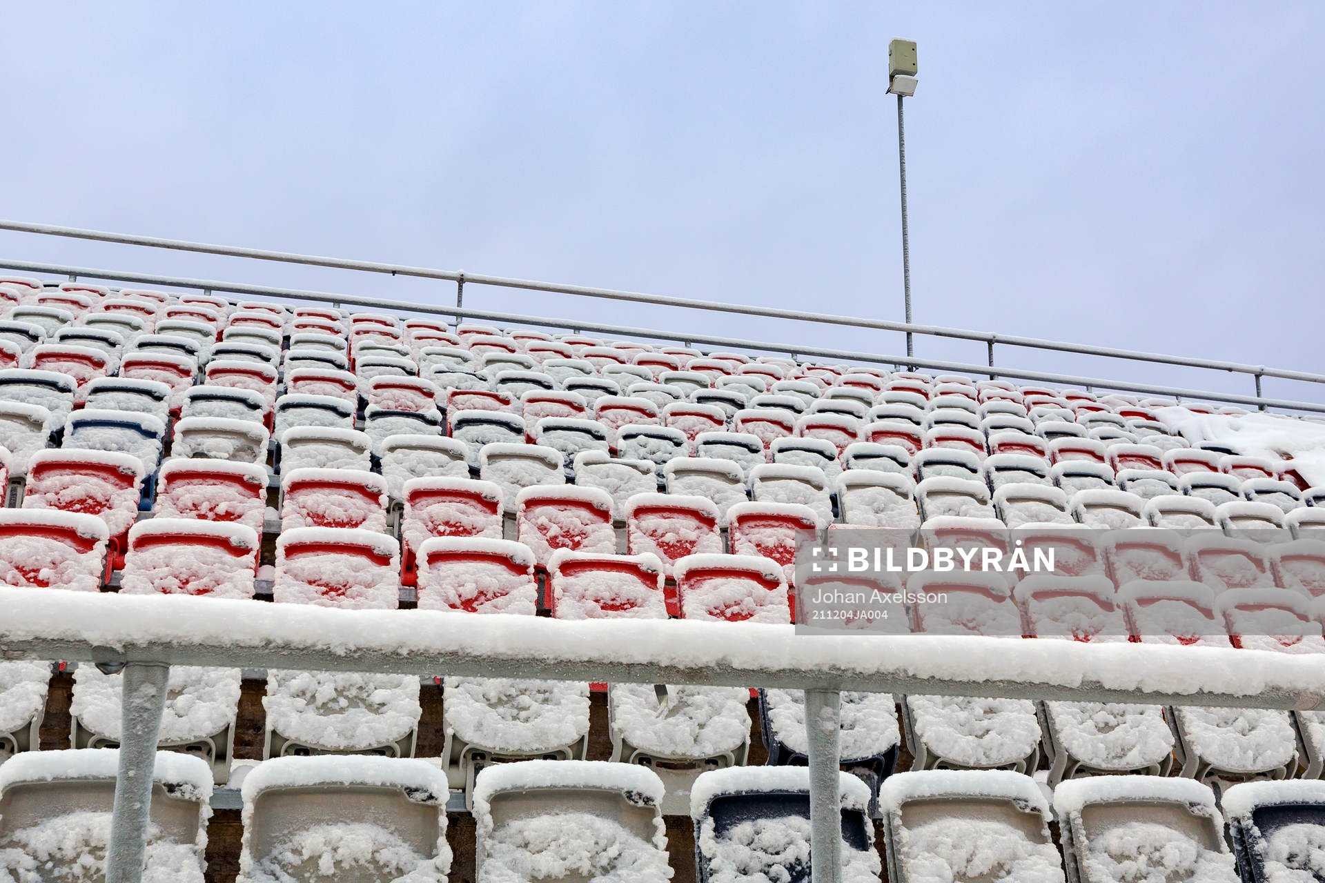 Jämtkraft Arena med snöfyllda stolar