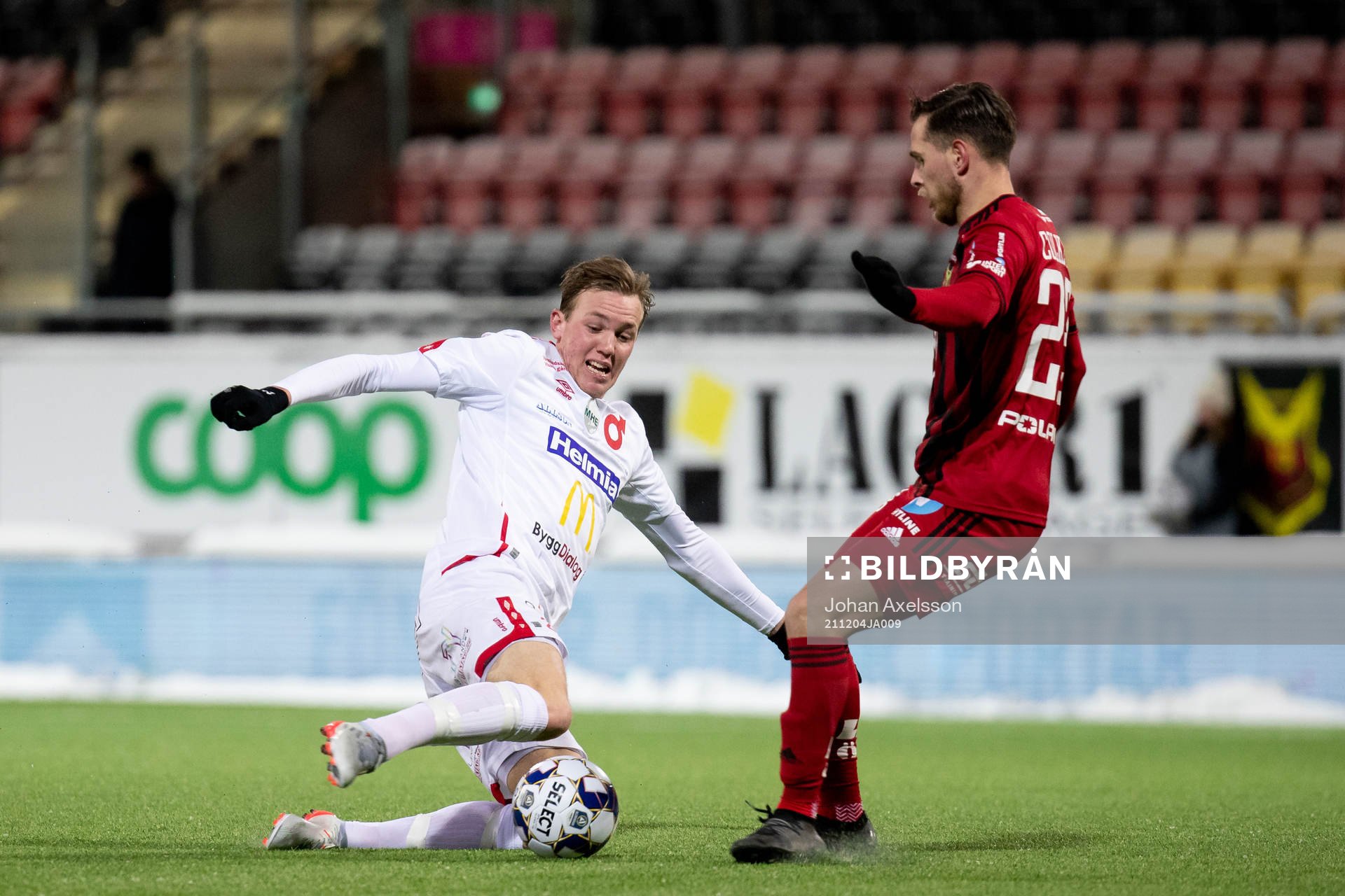 Degerfors Adam Carlén och Östersunds Charlie Colkett