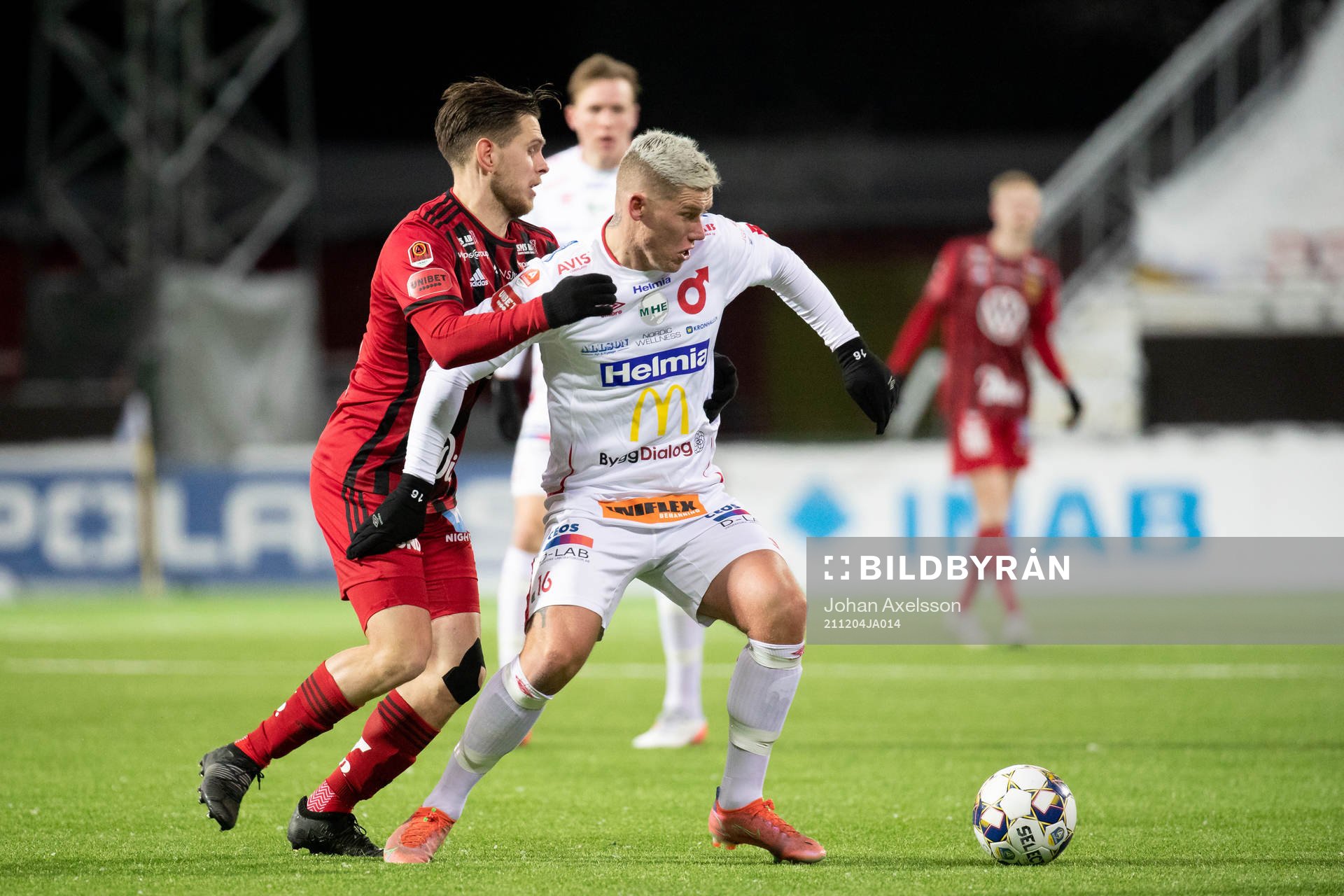 Östersunds Charlie Colkett och Degerfors Victor Edvardsen