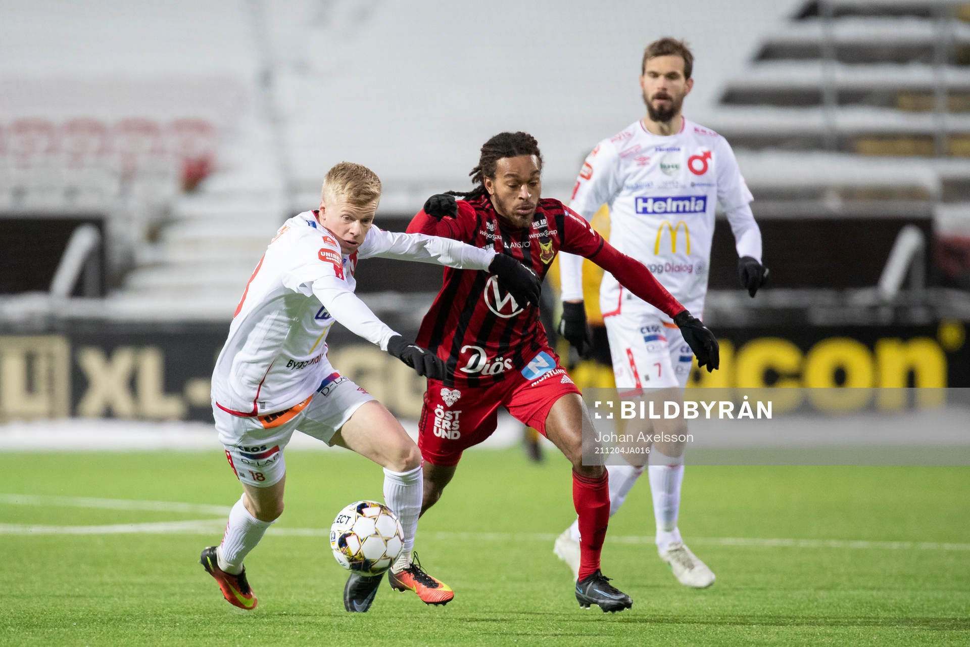 Degerfors Karl Axel Lindahl och Östersunds Francis Jno-Baptiste under fotbollsmatchen i Allsvenskan mellan Östersund och Degerfors den 4 december 2021 i Östersund.