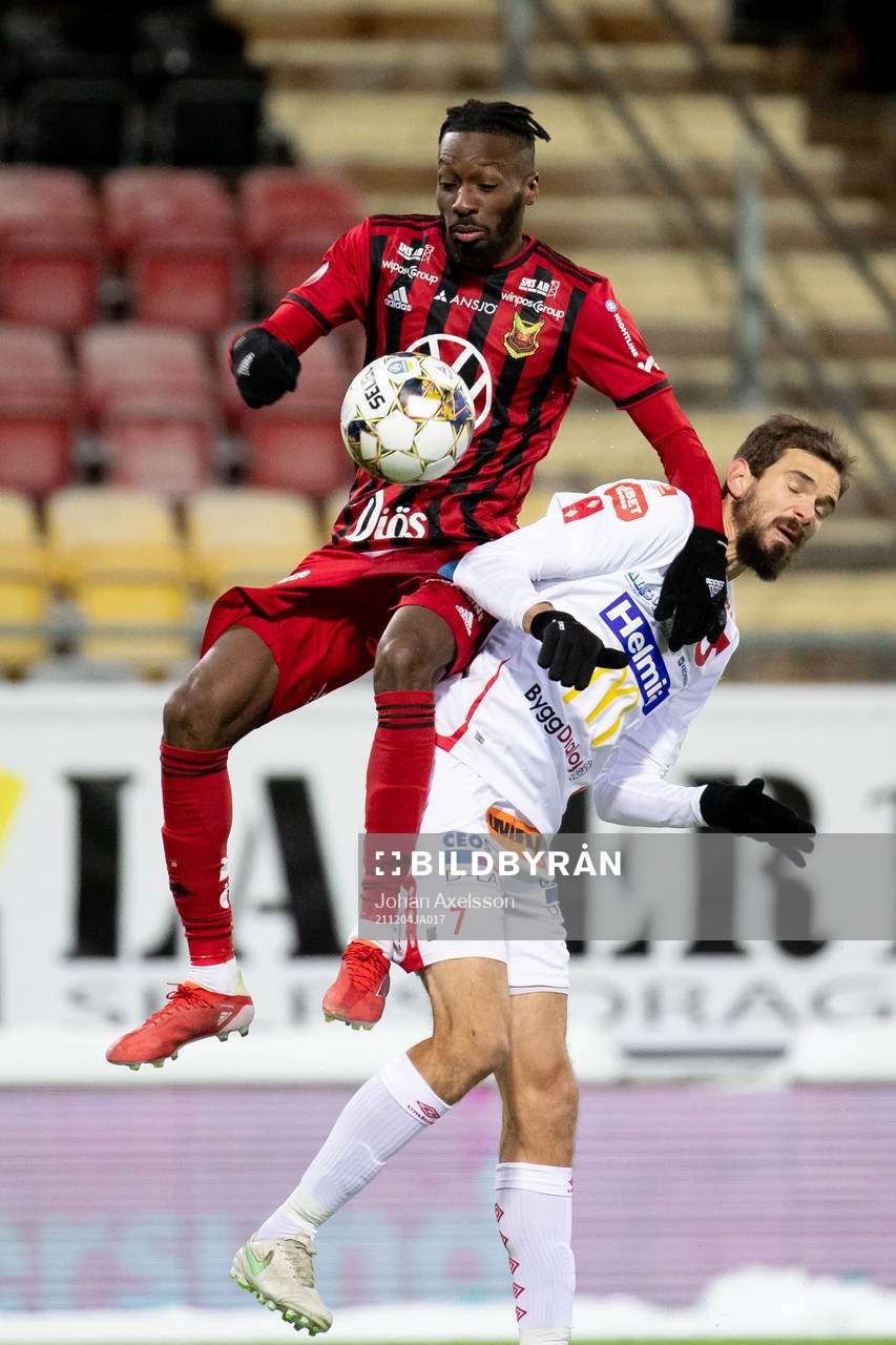 Östersunds Blair Turgott och Degerfors Sebastian Olsson under fotbollsmatchen i Allsvenskan mellan Östersund och Degerfors den 4 december 2021 i Östersund. 