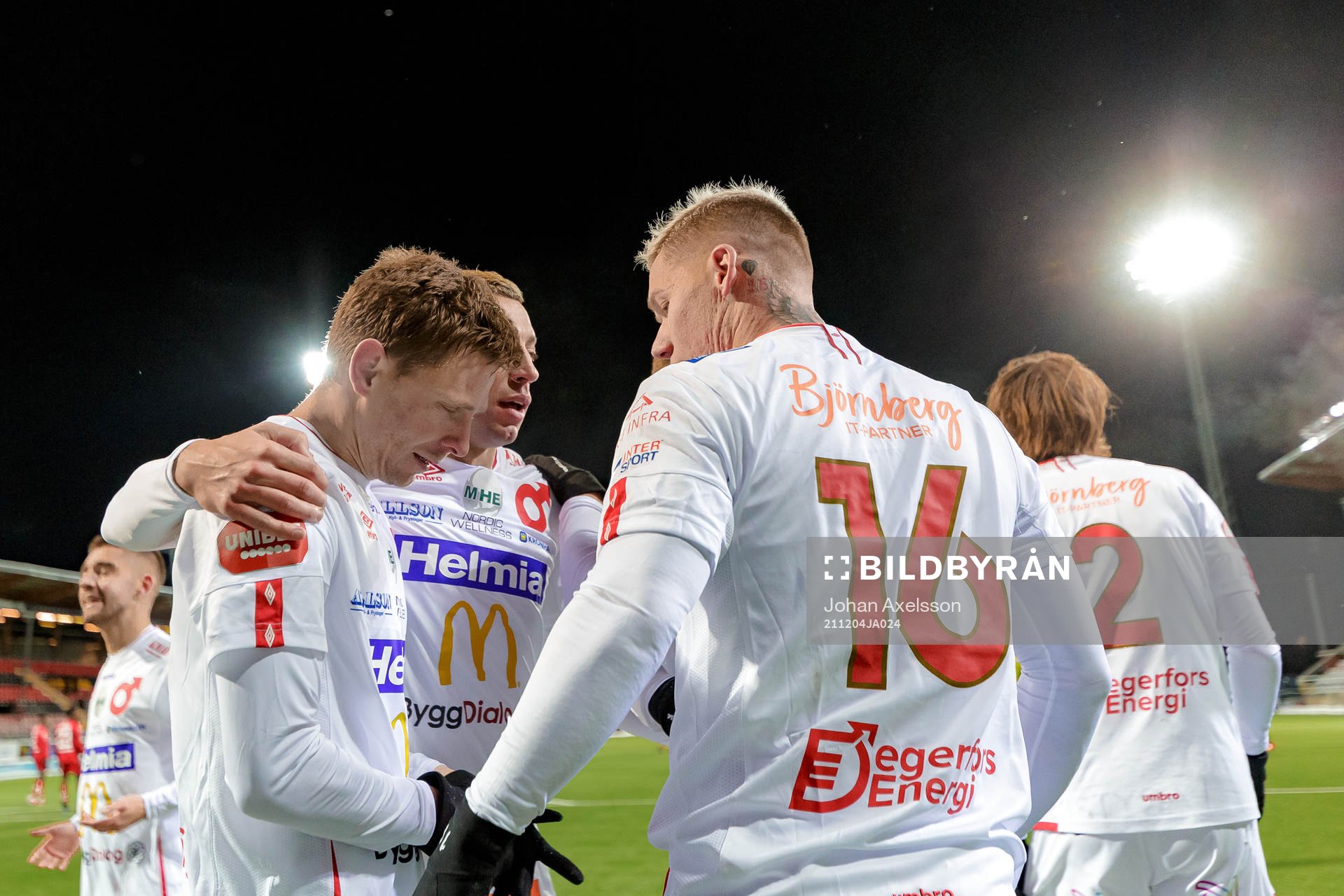 Degerfors Johan Bertilsson jublar med lagkamrater