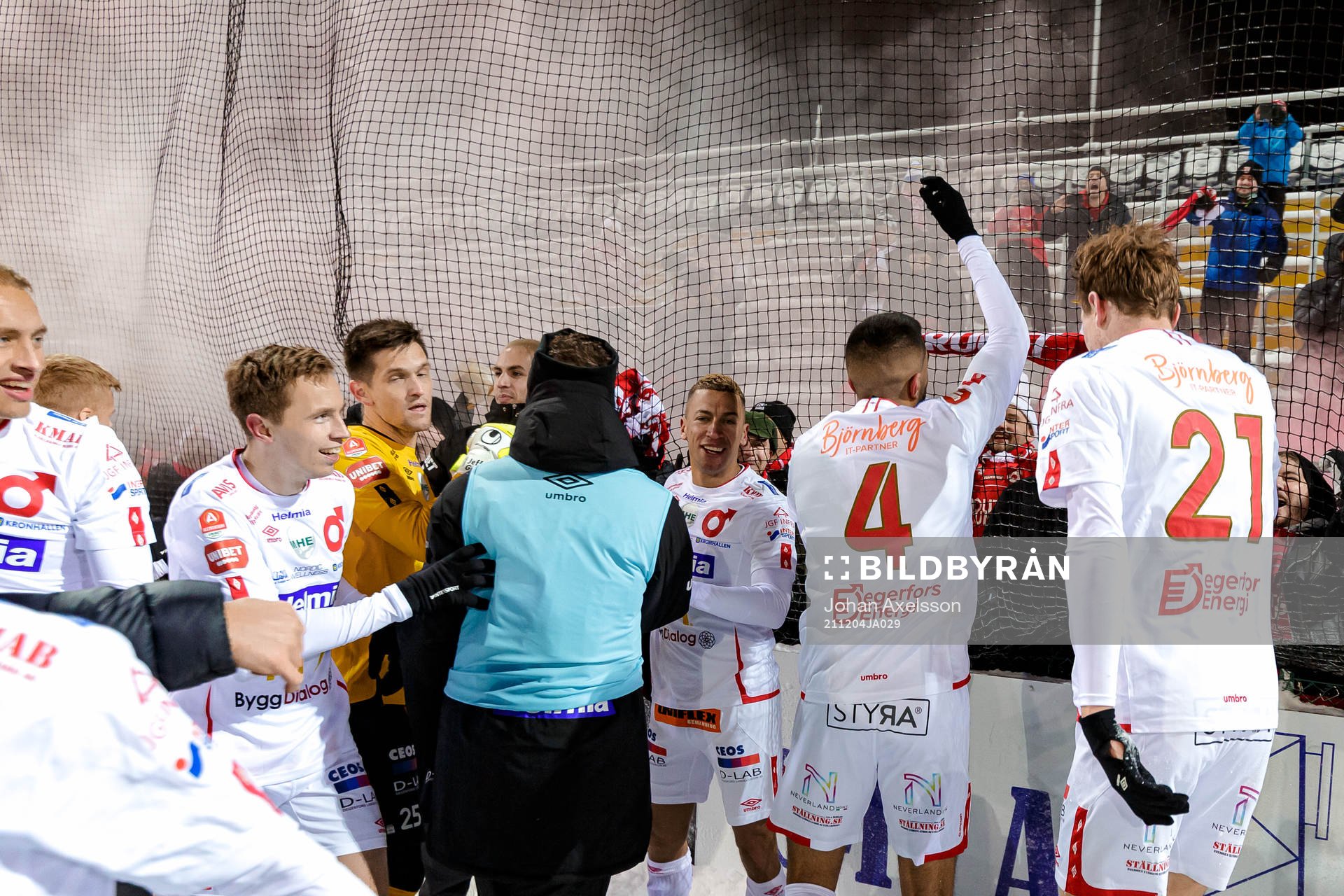 Degerfors spelare jublar med fansen