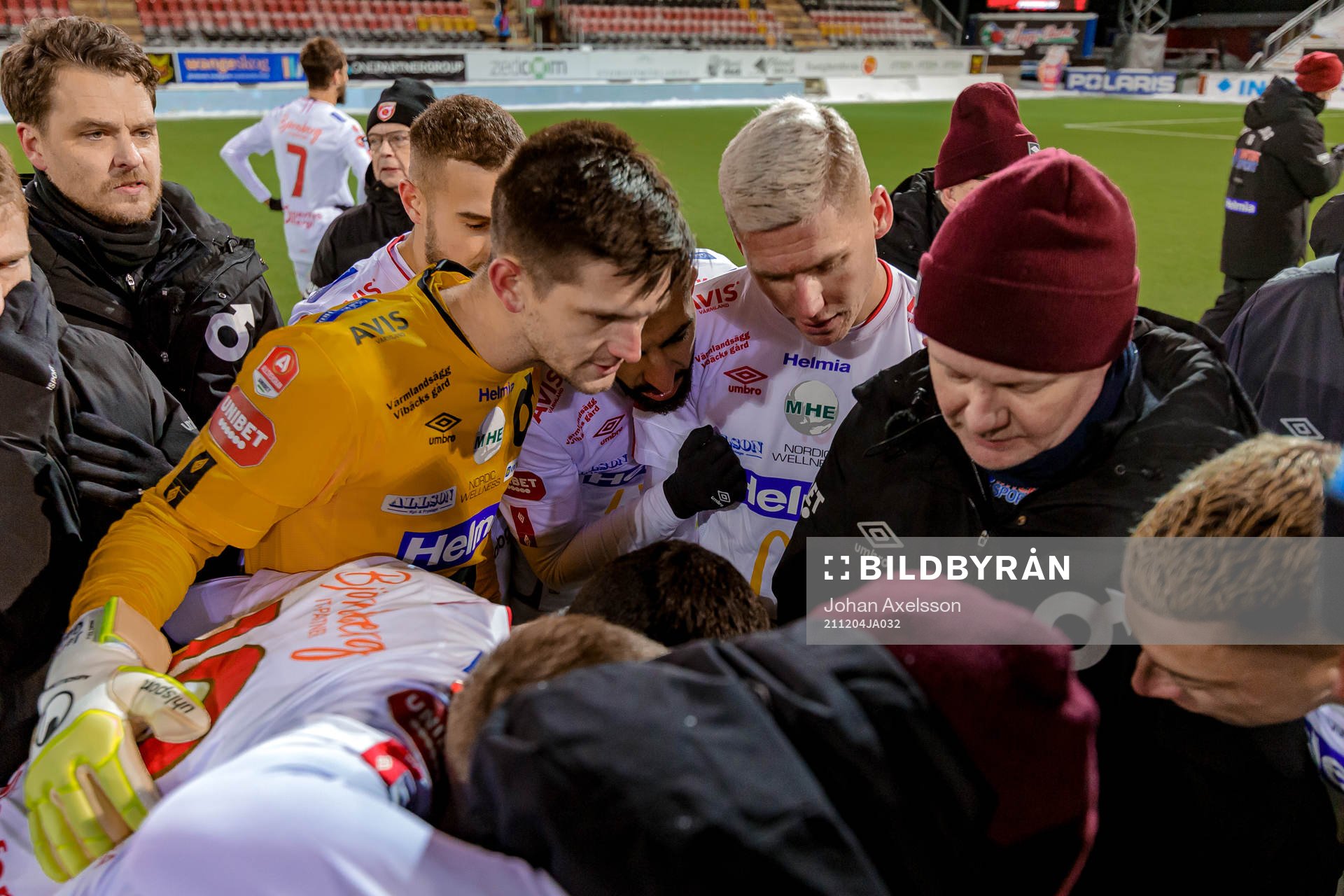 Degerfors väntar på resultatet mellan Malmö FF och Halmstad efter fotbollsmatchen i Allsvenskan mellan Östersund och Degerfors den 4 december 2021 i Östersund.