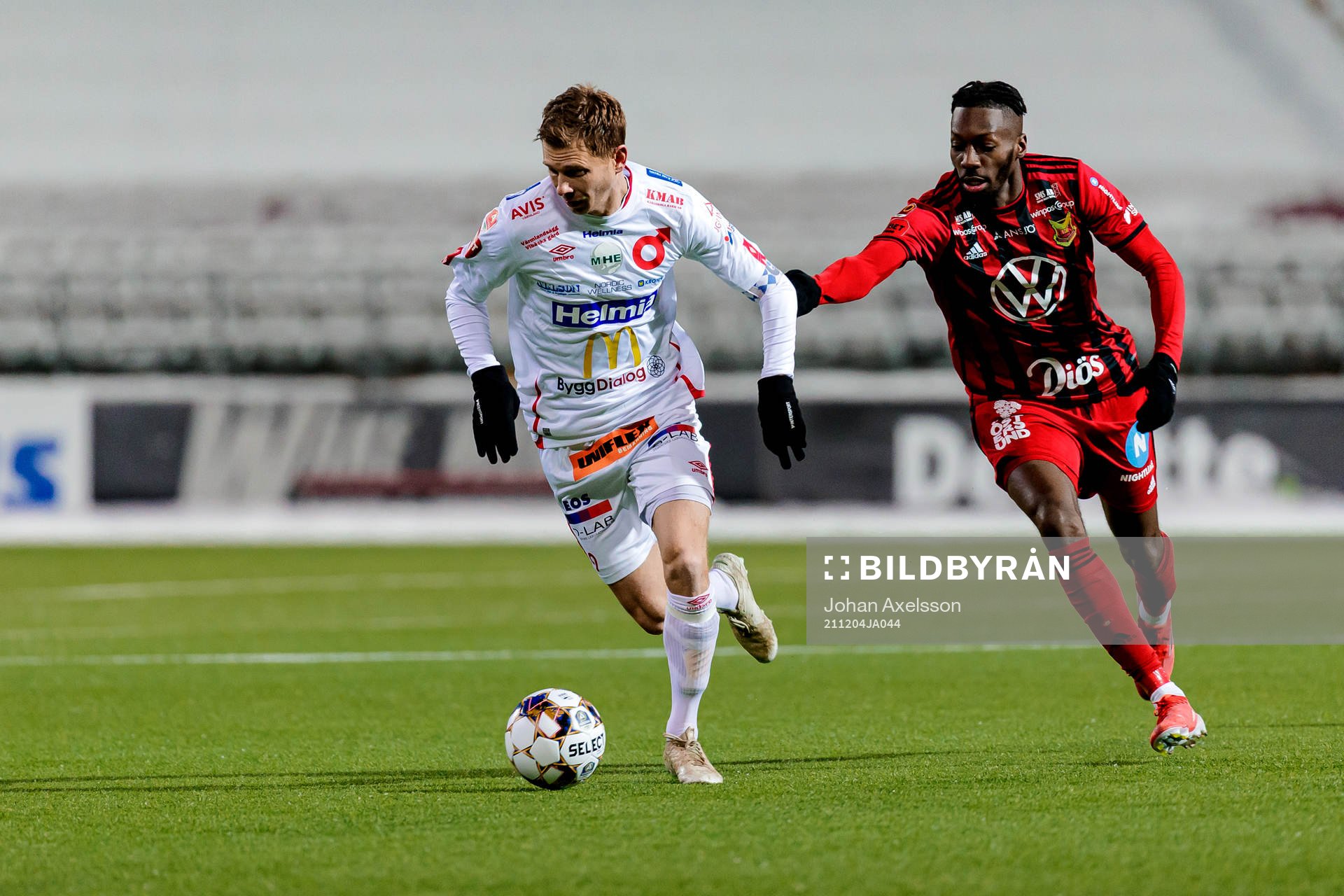 Degerfors Johan Bertilsson i kamp med Östersunds Blair Turgott under fotbollsmatchen i Allsvenskan mellan Östersund och Degerfors den 4 december 2021 i Östersund.