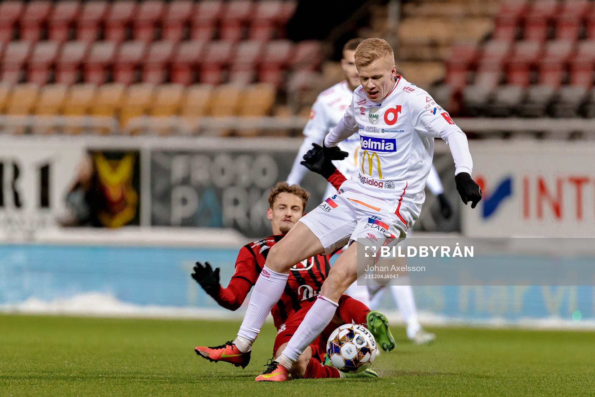 Degerfors Karl Axel Lindahl i kamp med Östersunds Henrik Bellman under fotbollsmatchen i Allsvenskan mellan Östersund och Degerfors den 4 december 2021 i Östersund.