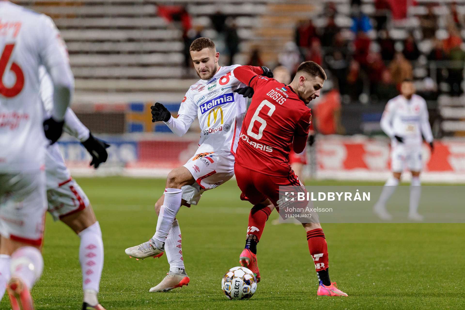 Degerfors Christos Gravius i kamp med Östersunds Nikolas Dosis under fotbollsmatchen i Allsvenskan mellan Östersund och Degerfors den 4 december 2021 i Östersund.