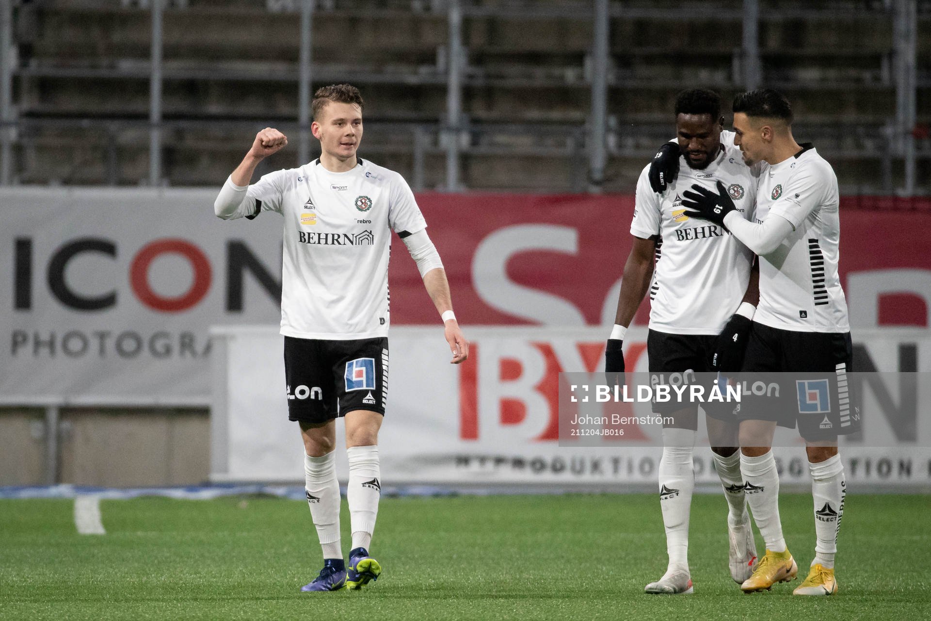 Örebros Jake Larsson jublar