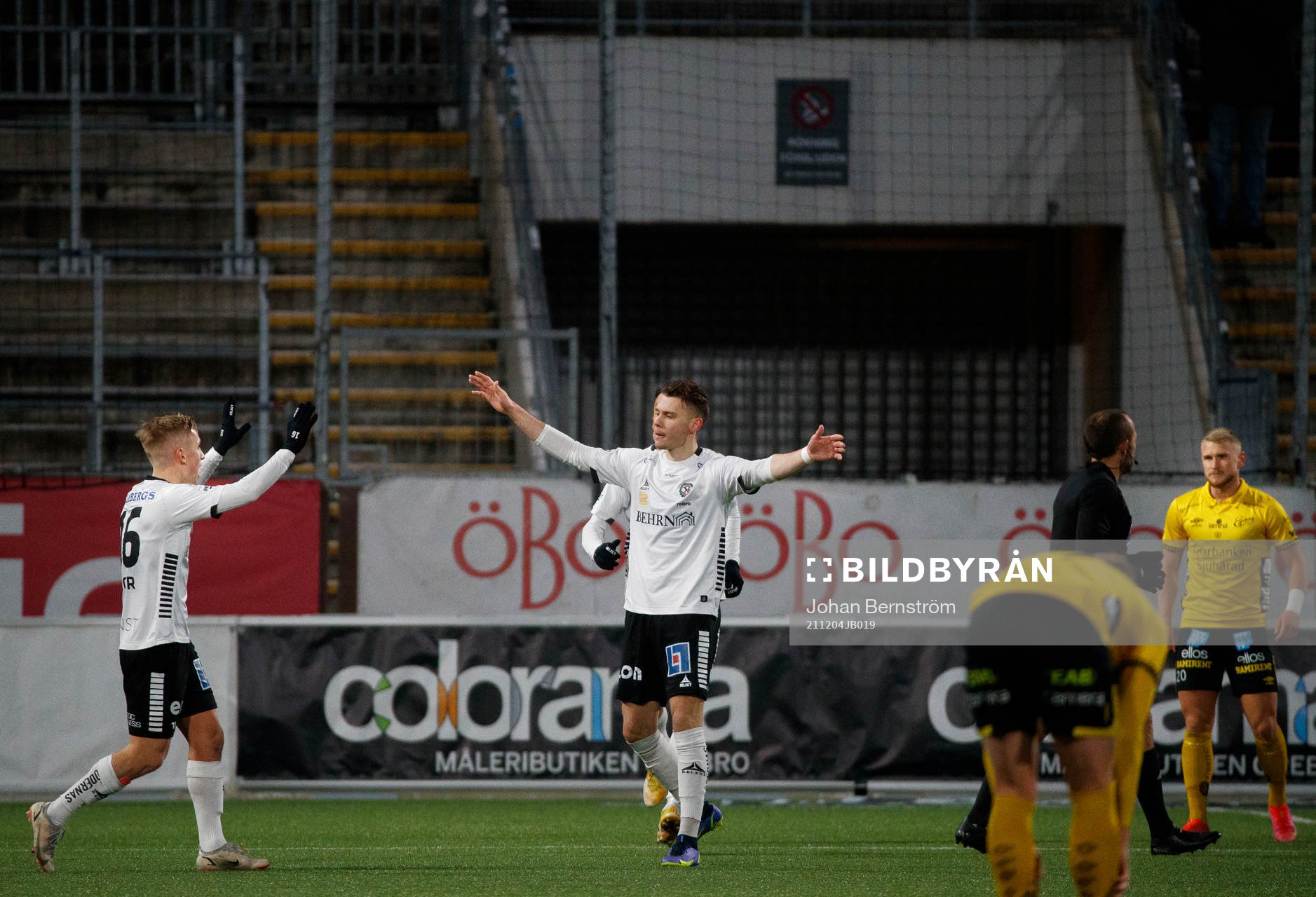 Örebros Jake Larsson jublar