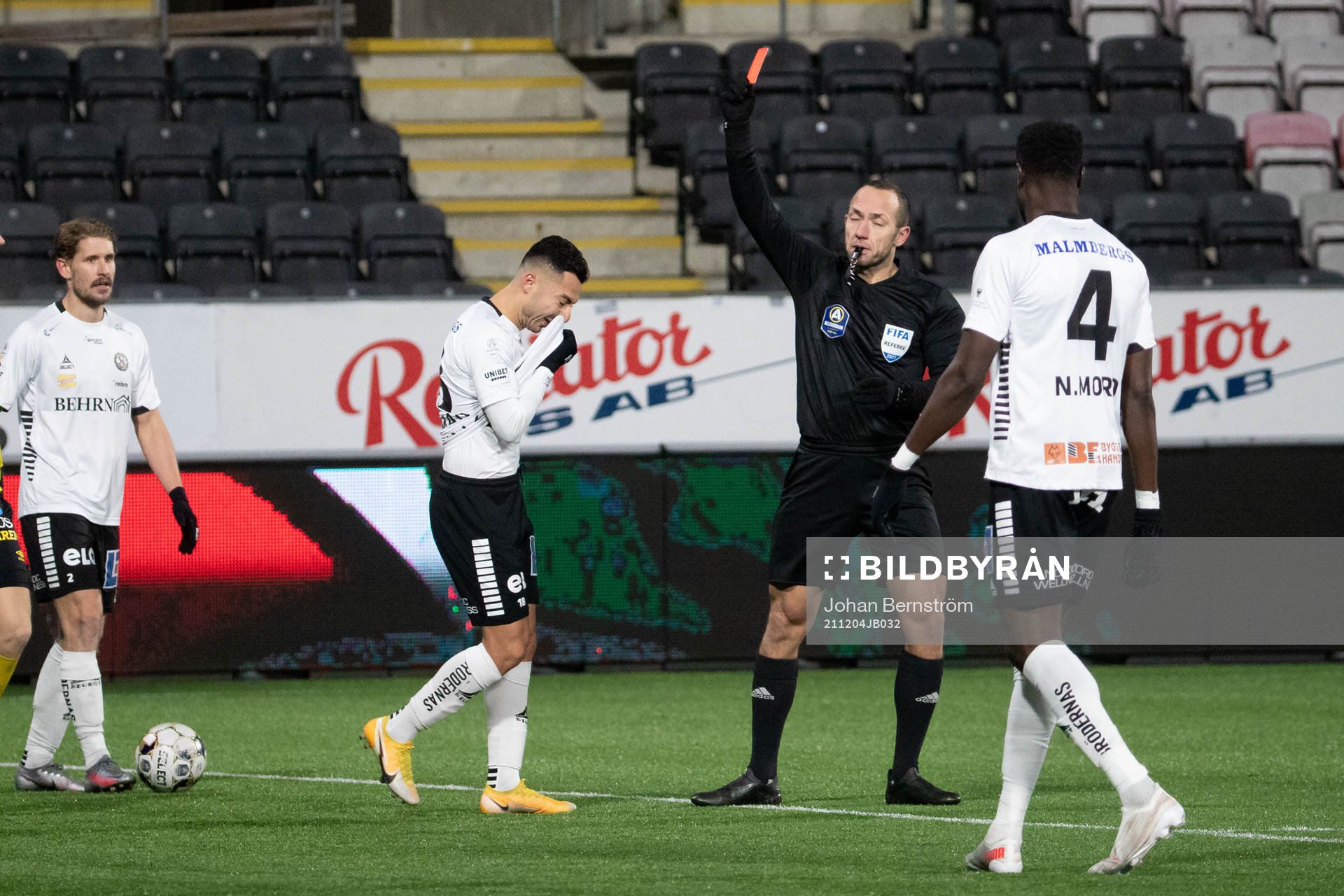 Örebros Jiloan Hamad får rött kort