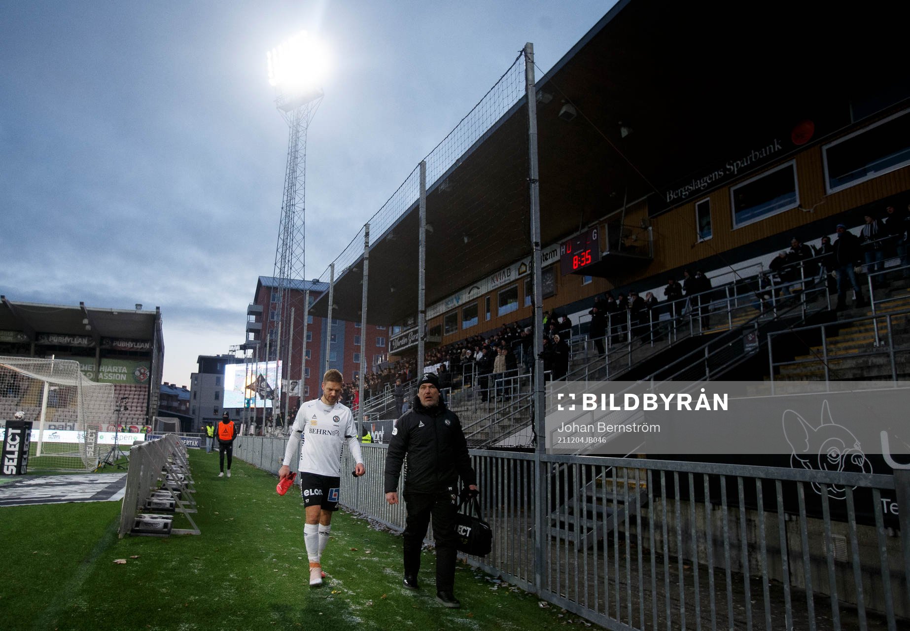Örebros Johan Mårtensson lämnar matchen skadad