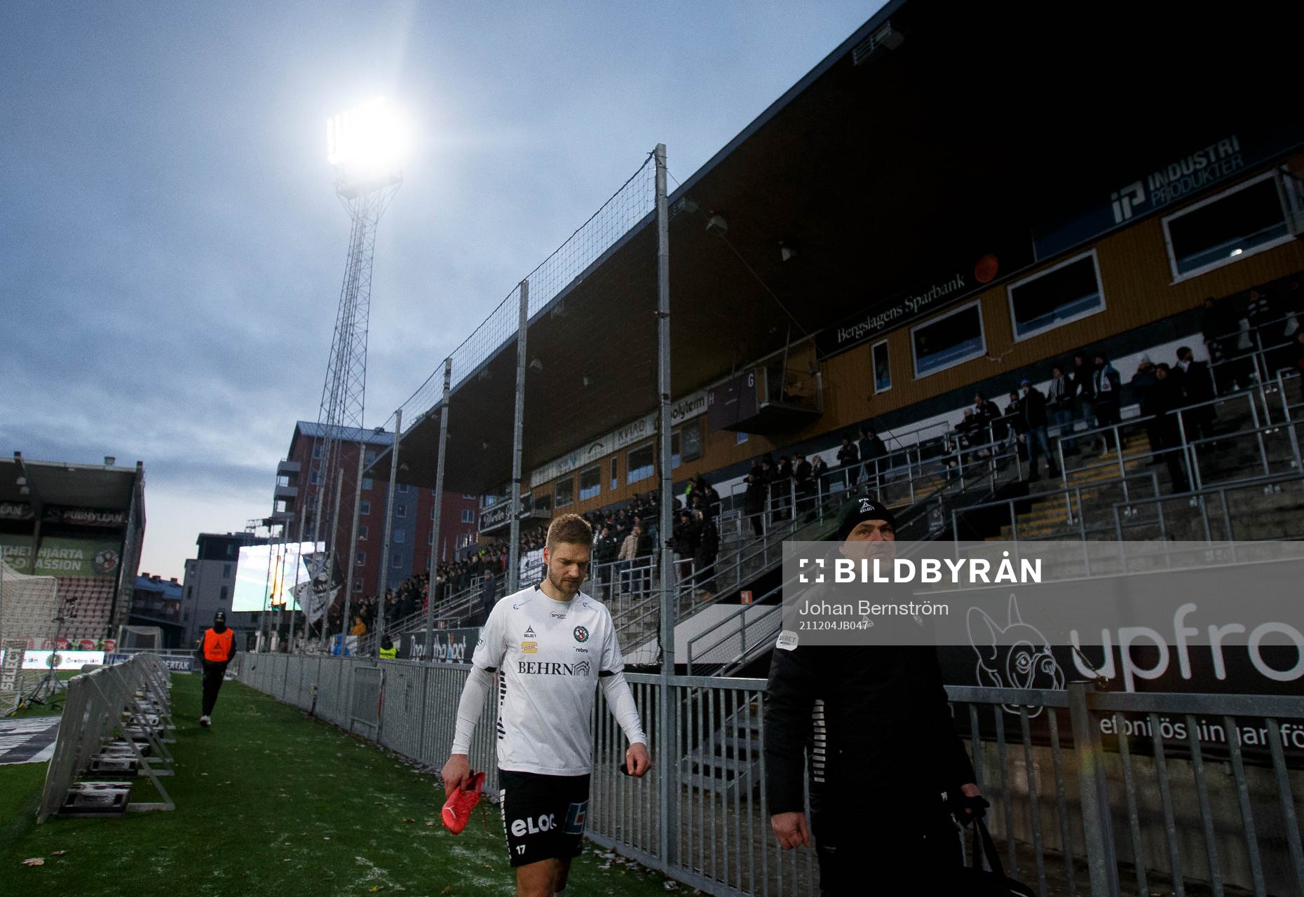 Örebros Johan Mårtensson lämnar matchen skadad