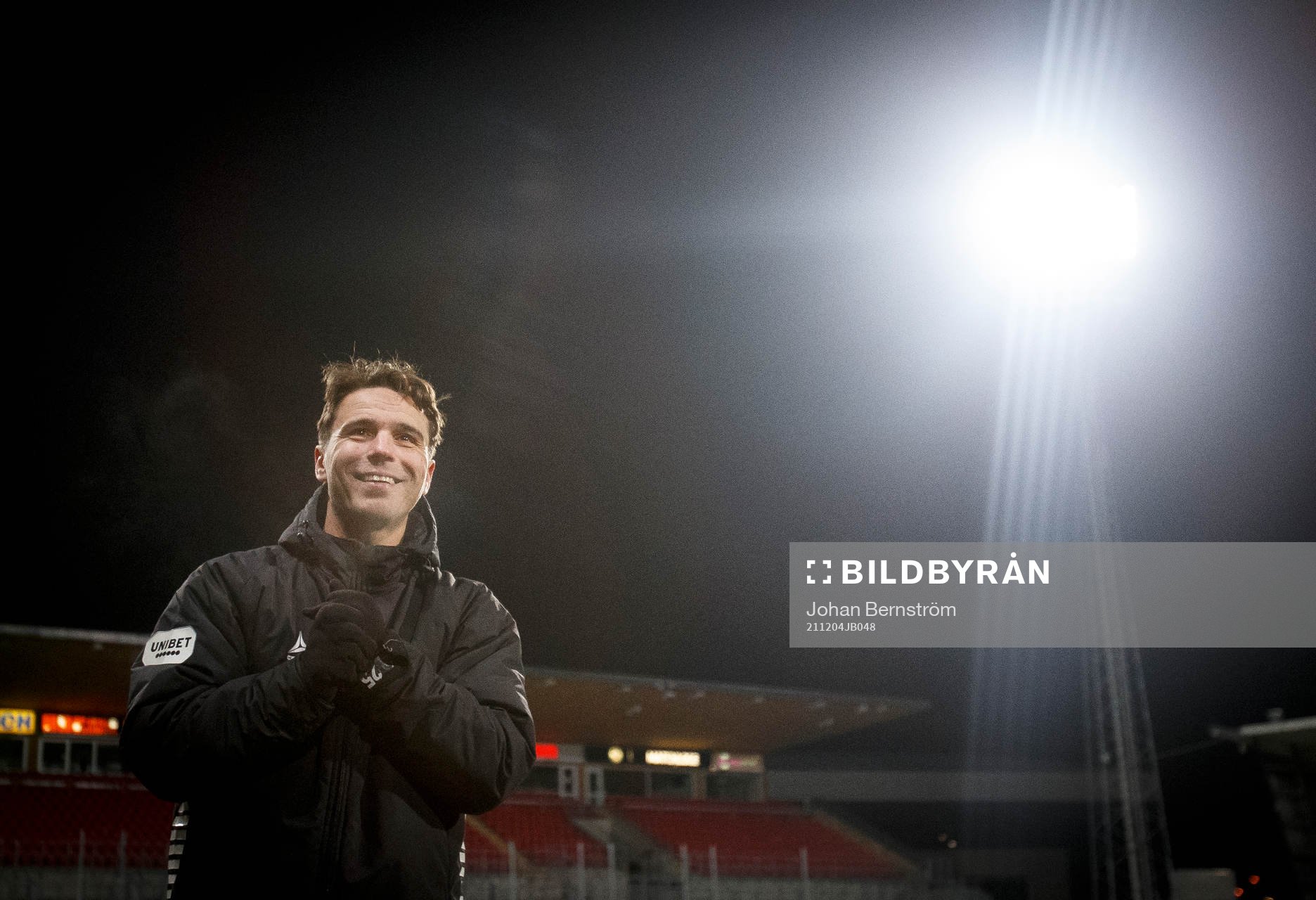 Örebros Nordin Gerzic blir avtackad efter fotbollsmatchen i Allsvenskan mellan Örebro och Elfsborg den 4 december 2021 i Örebro. 
