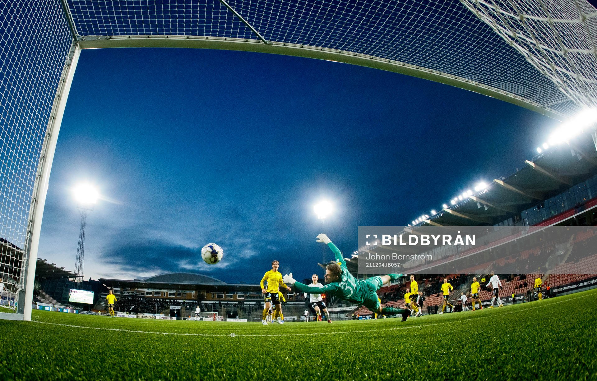 Örebros Jake Larsson gör 1-0 på Elfsborgs målvakt Tim