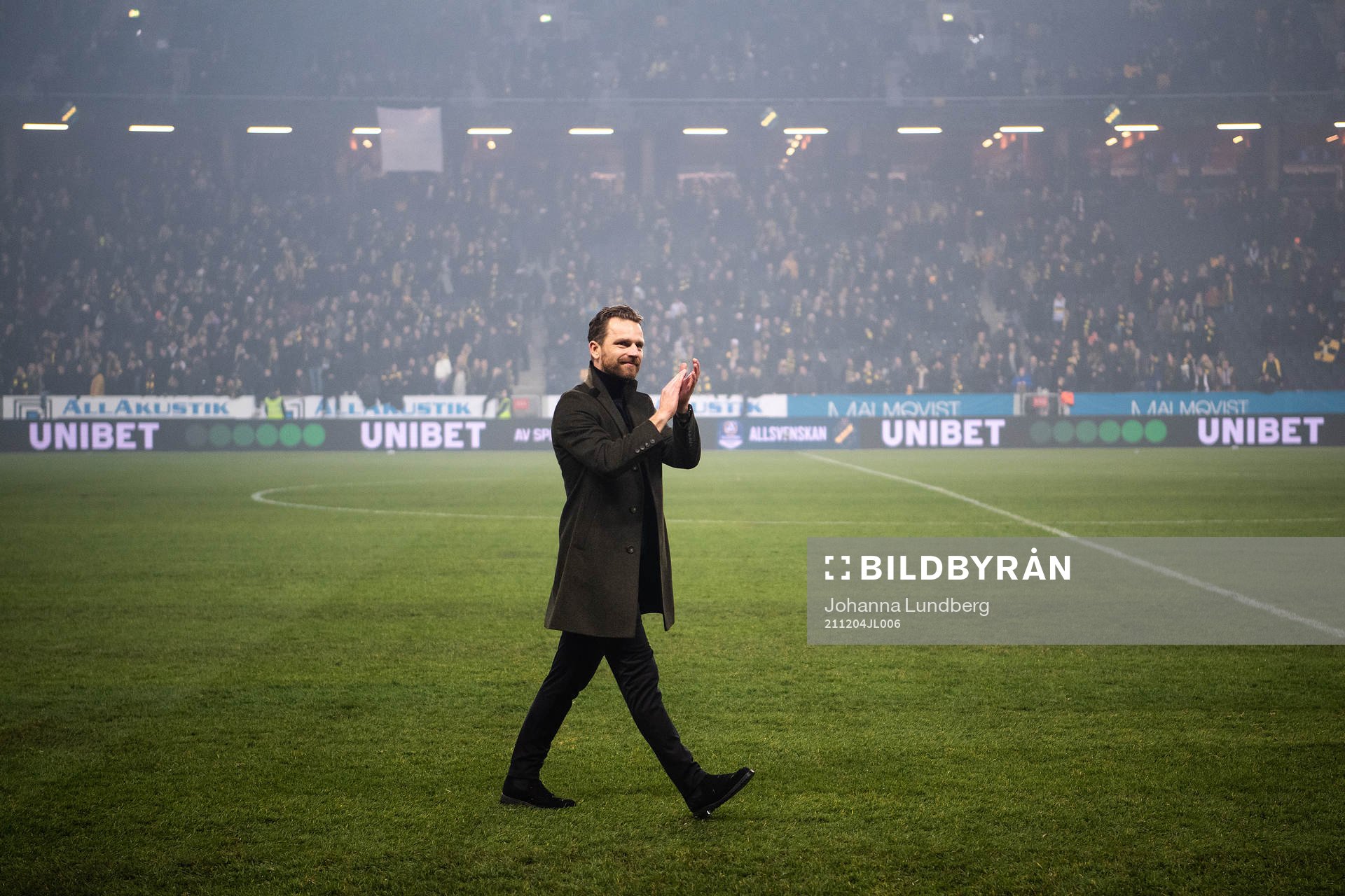 s tränare Bartosz Grzelak tackar publiken