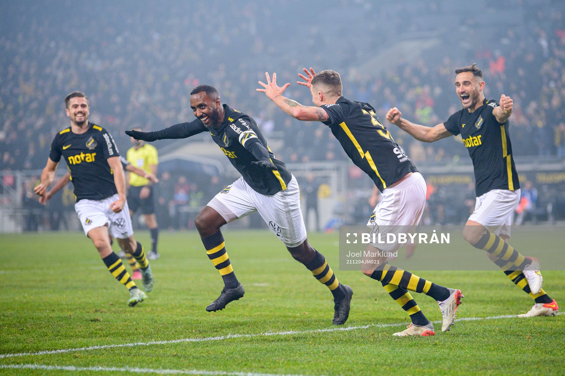 AIK:s Henok Goitom jublar efter 4-2 under fotbollsmatchen i Allsvenskan mellan AIK och Sirius den 4 december 2021 i Stockholm. 